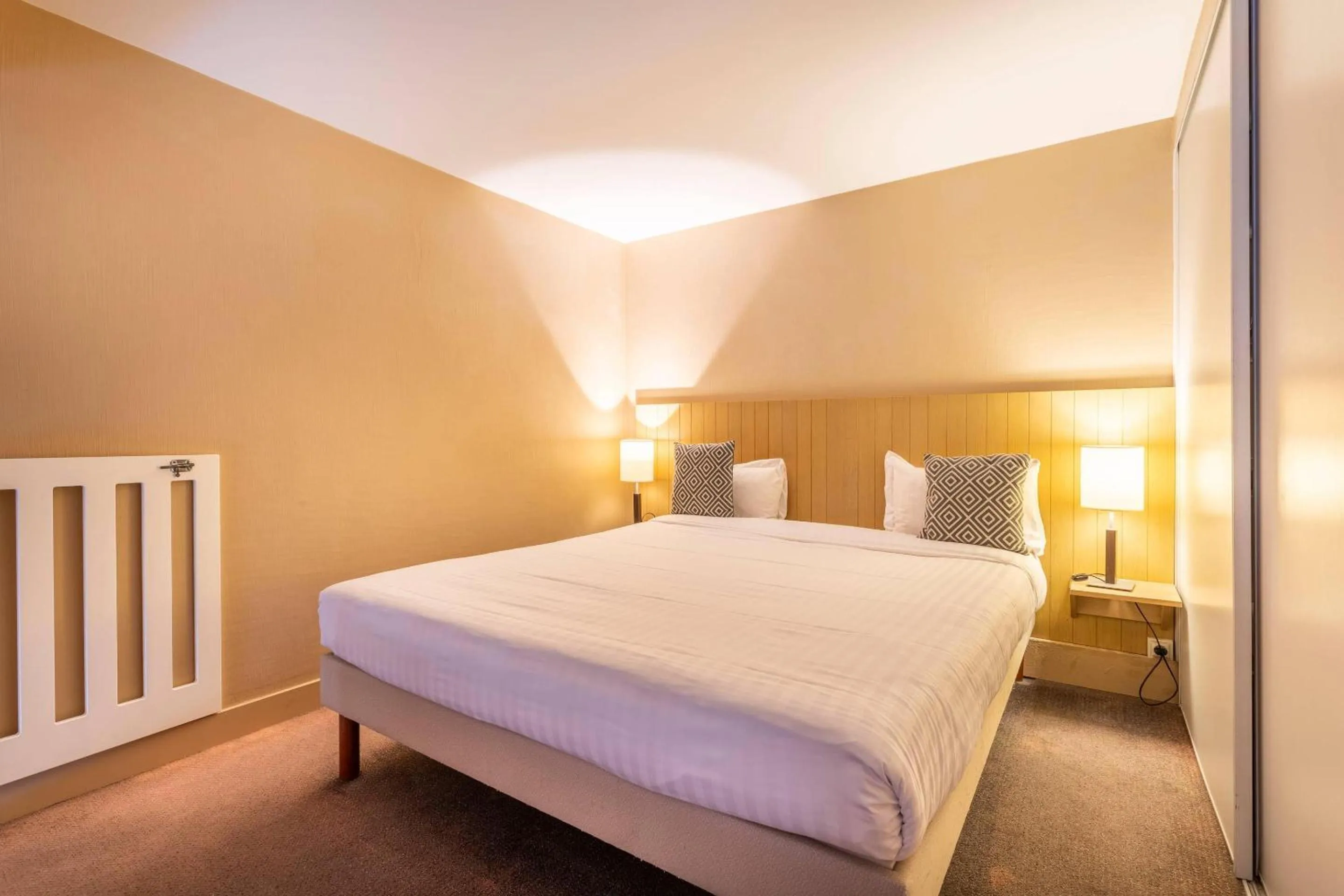 Bedroom, Bed in Comfort Aparthotel Marseille Prado