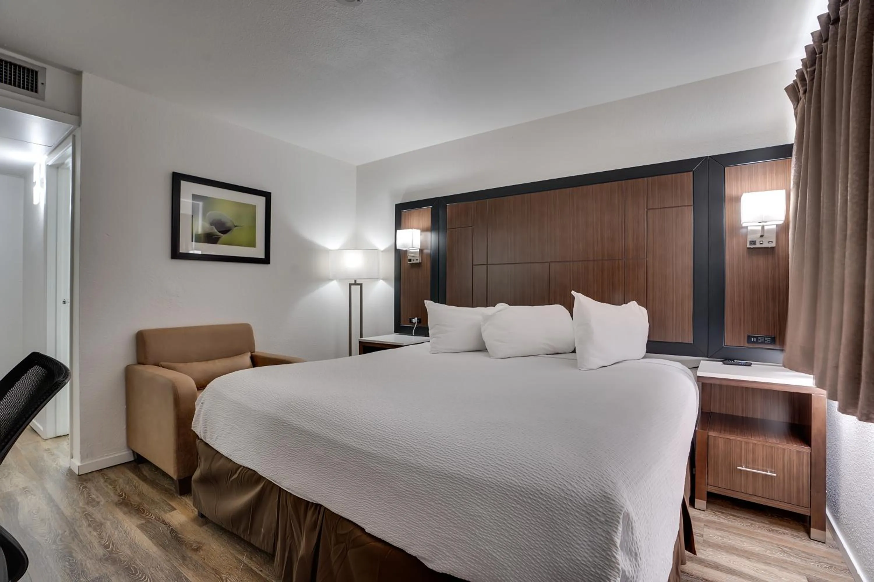 Bedroom, Bed in Econo Lodge Stockton near I-5 Fairgrounds