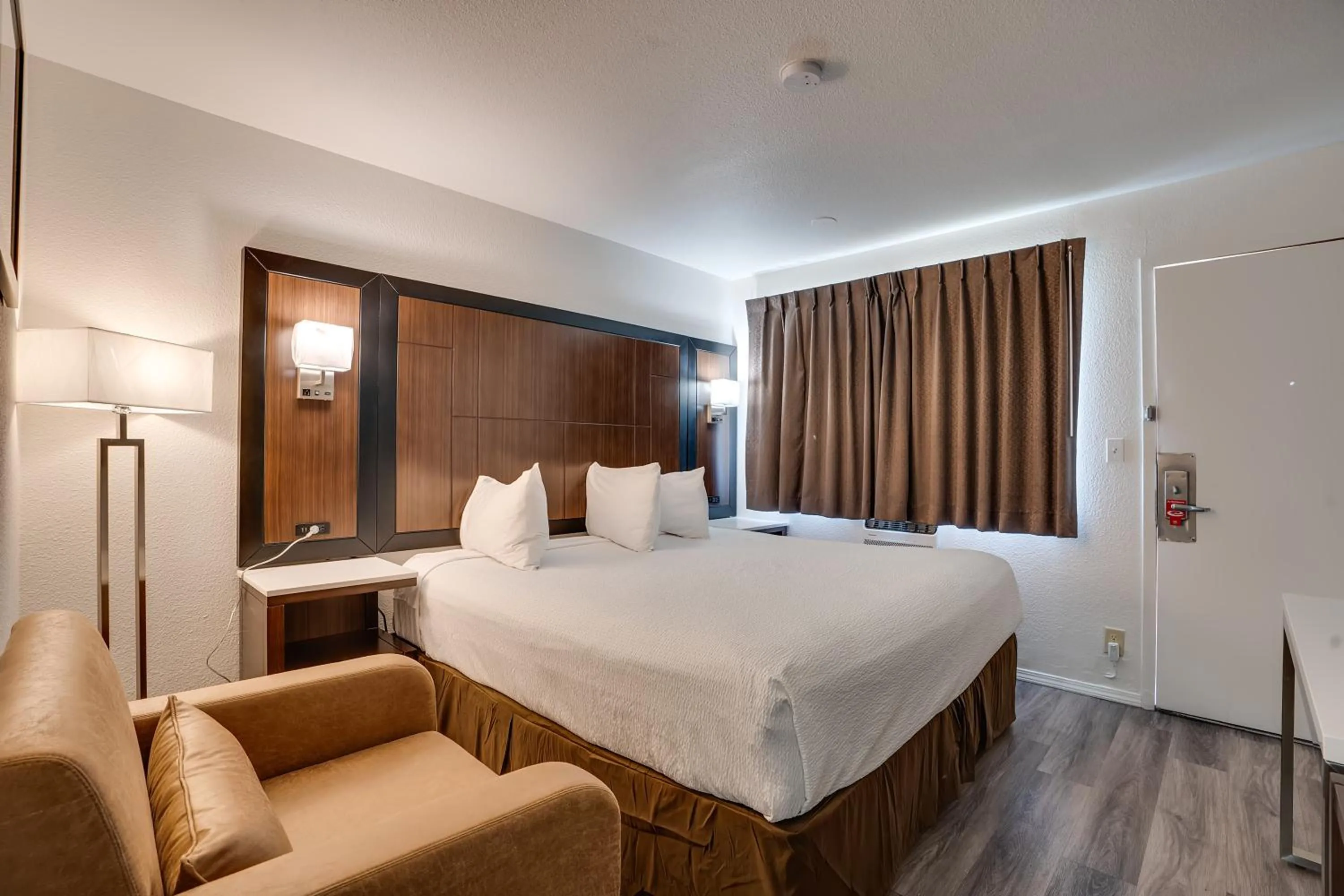 Bed in Econo Lodge Stockton near I-5 Fairgrounds