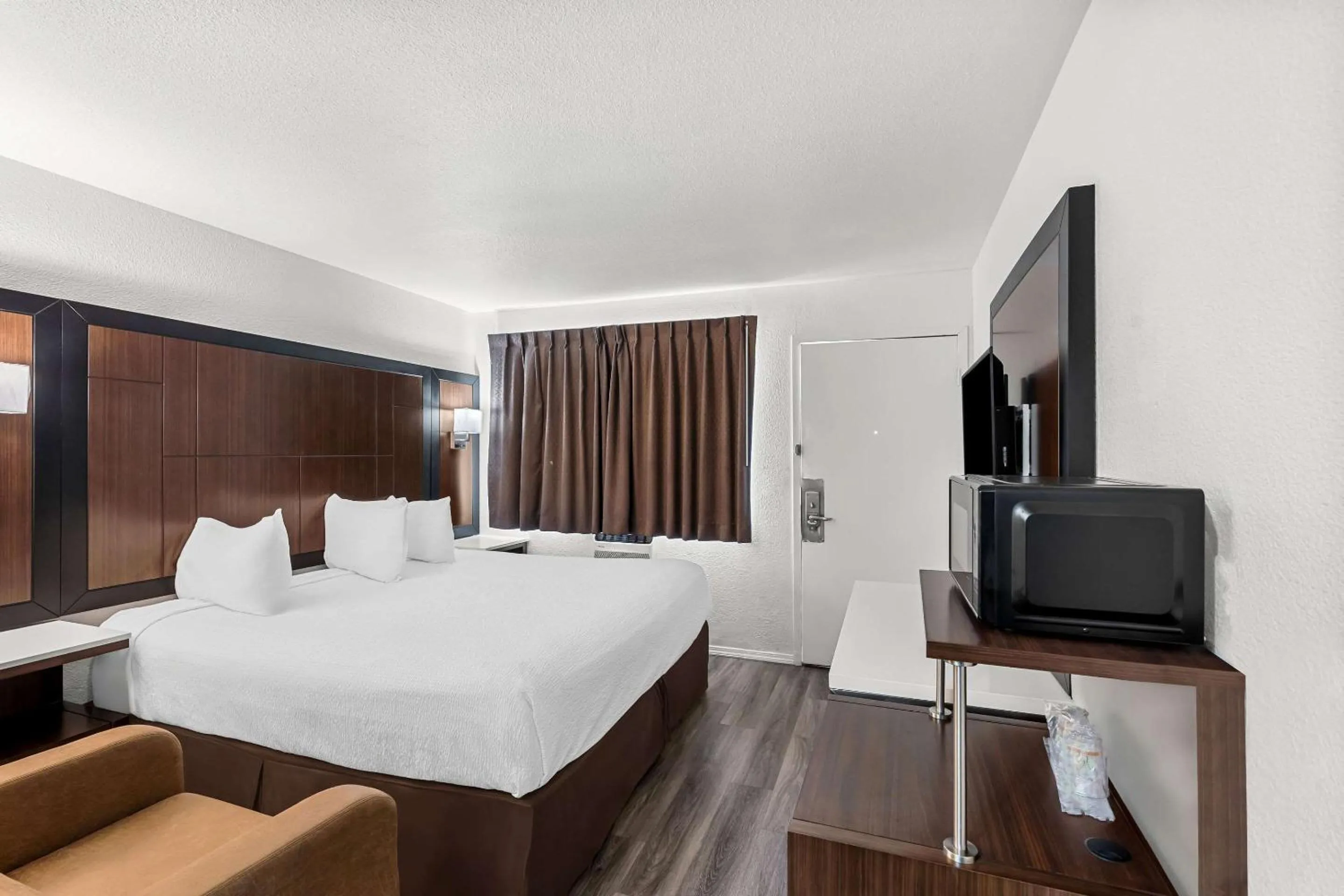 Bedroom, Bed in Econo Lodge Stockton near I-5 Fairgrounds