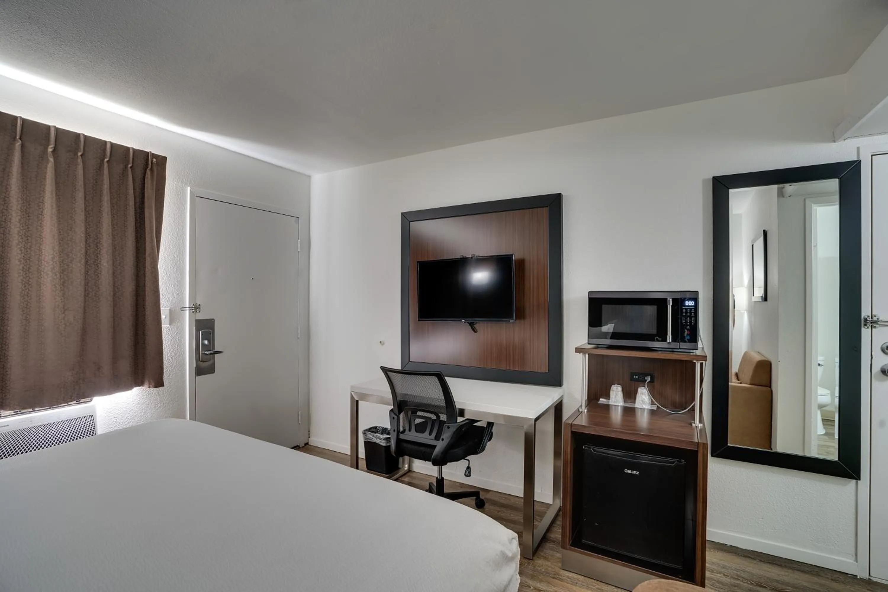 Bedroom, Bed in Econo Lodge Stockton near I-5 Fairgrounds