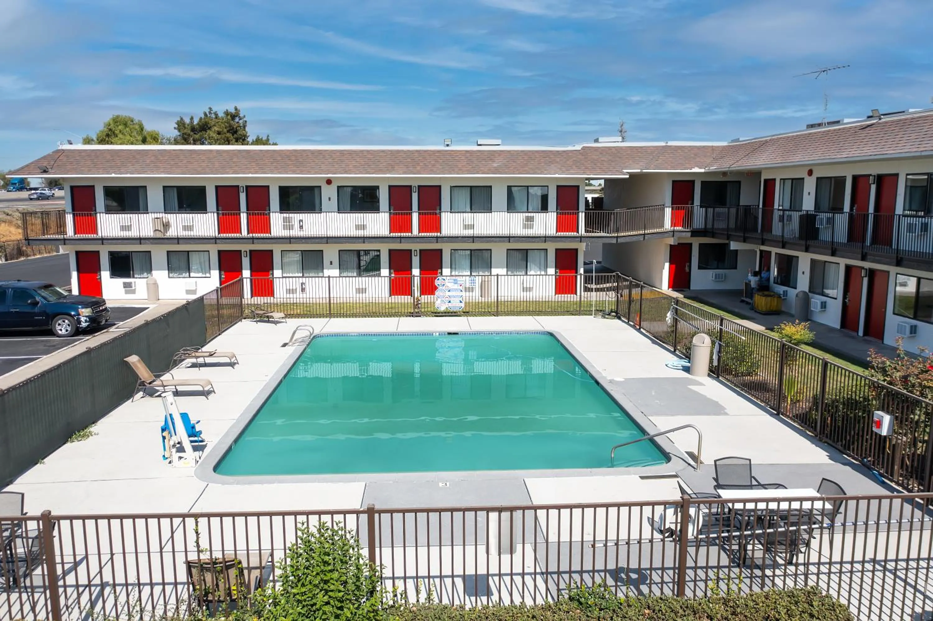 Swimming pool in Econo Lodge Stockton near I-5 Fairgrounds