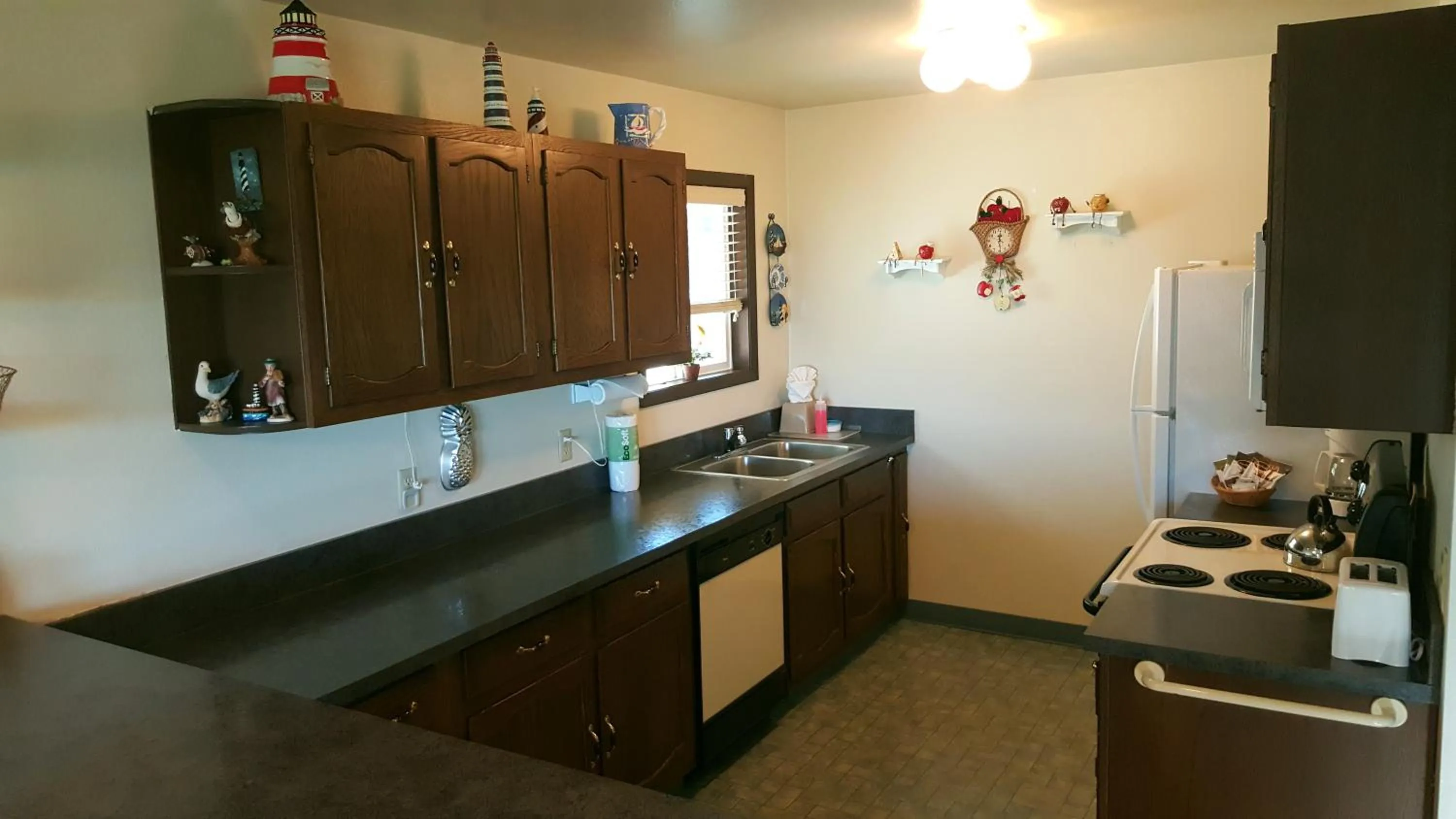 Kitchen or kitchenette in The Breakers Long Beach