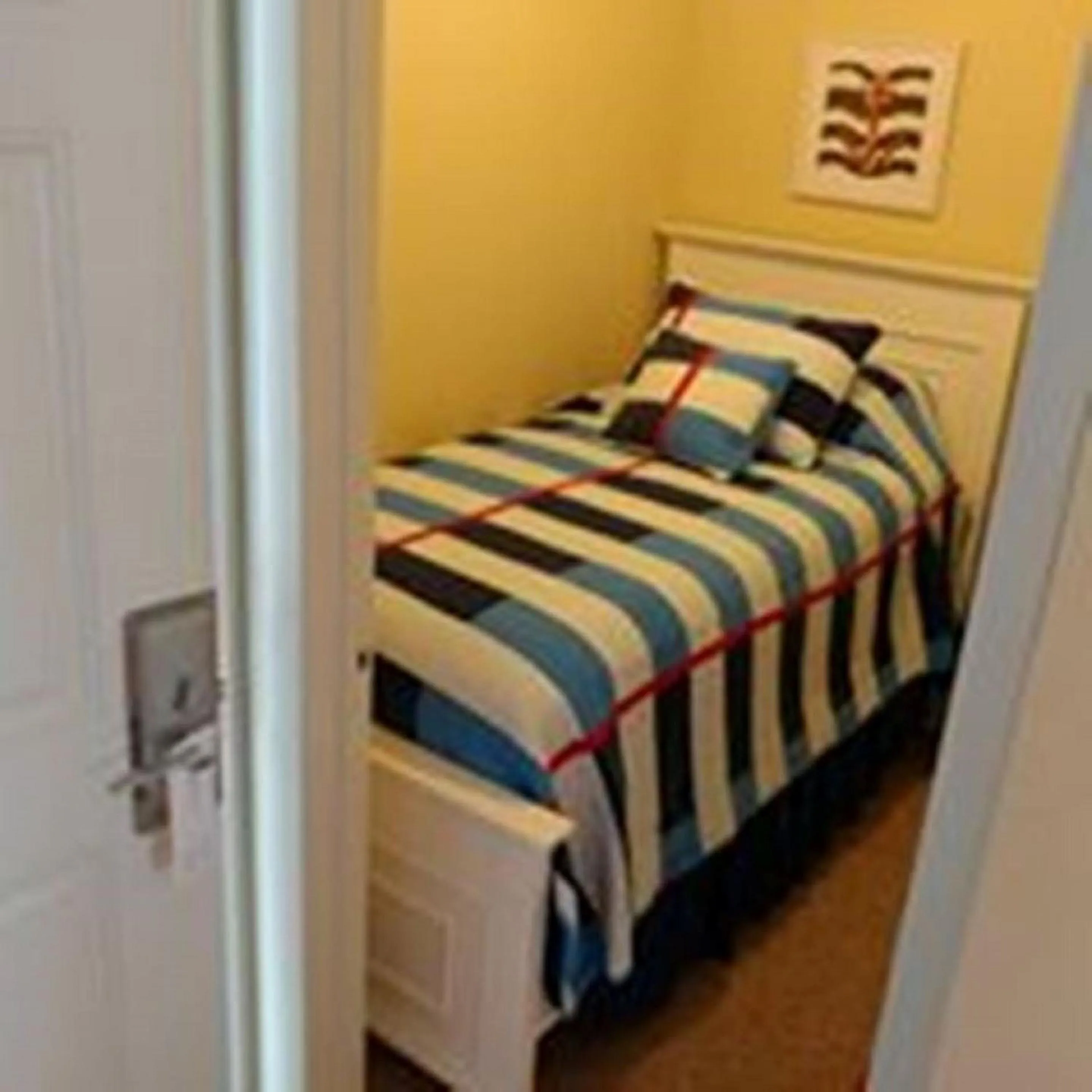 Bed in The Breakers Long Beach