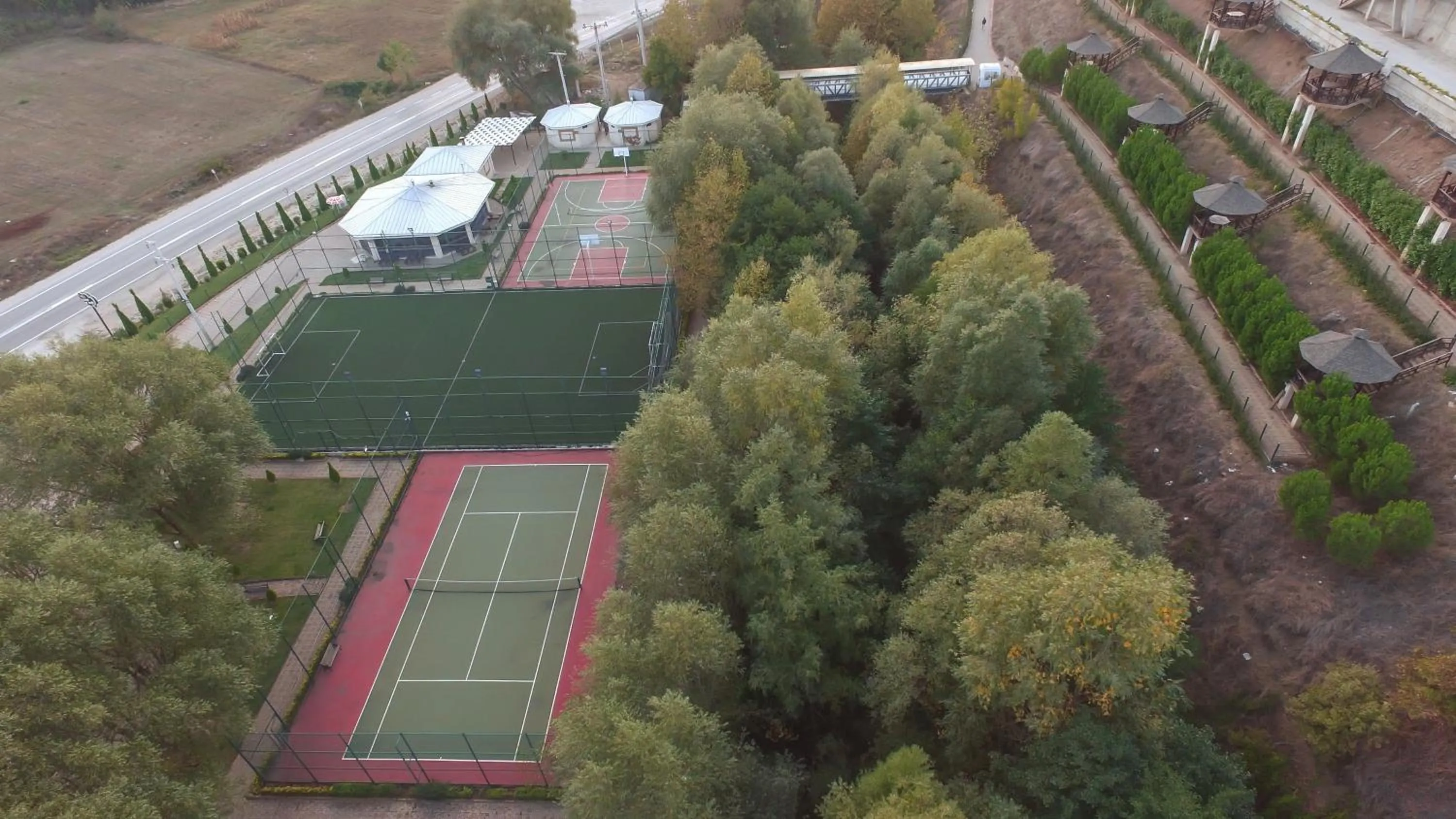 Tennis court in Sarot Thermal Vadi Tatil Koyu - Halal Hotel