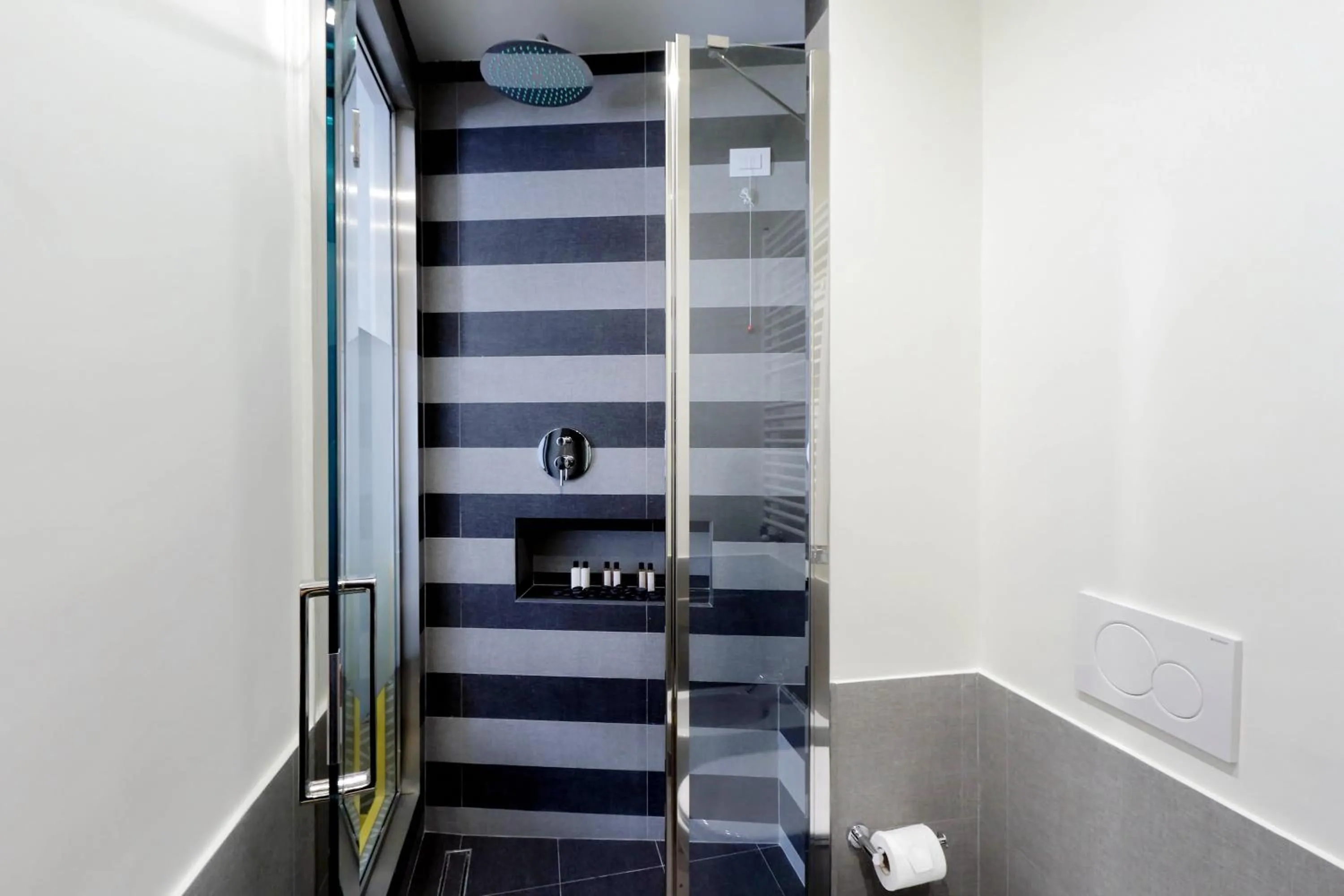 Shower in Roma Five Suites