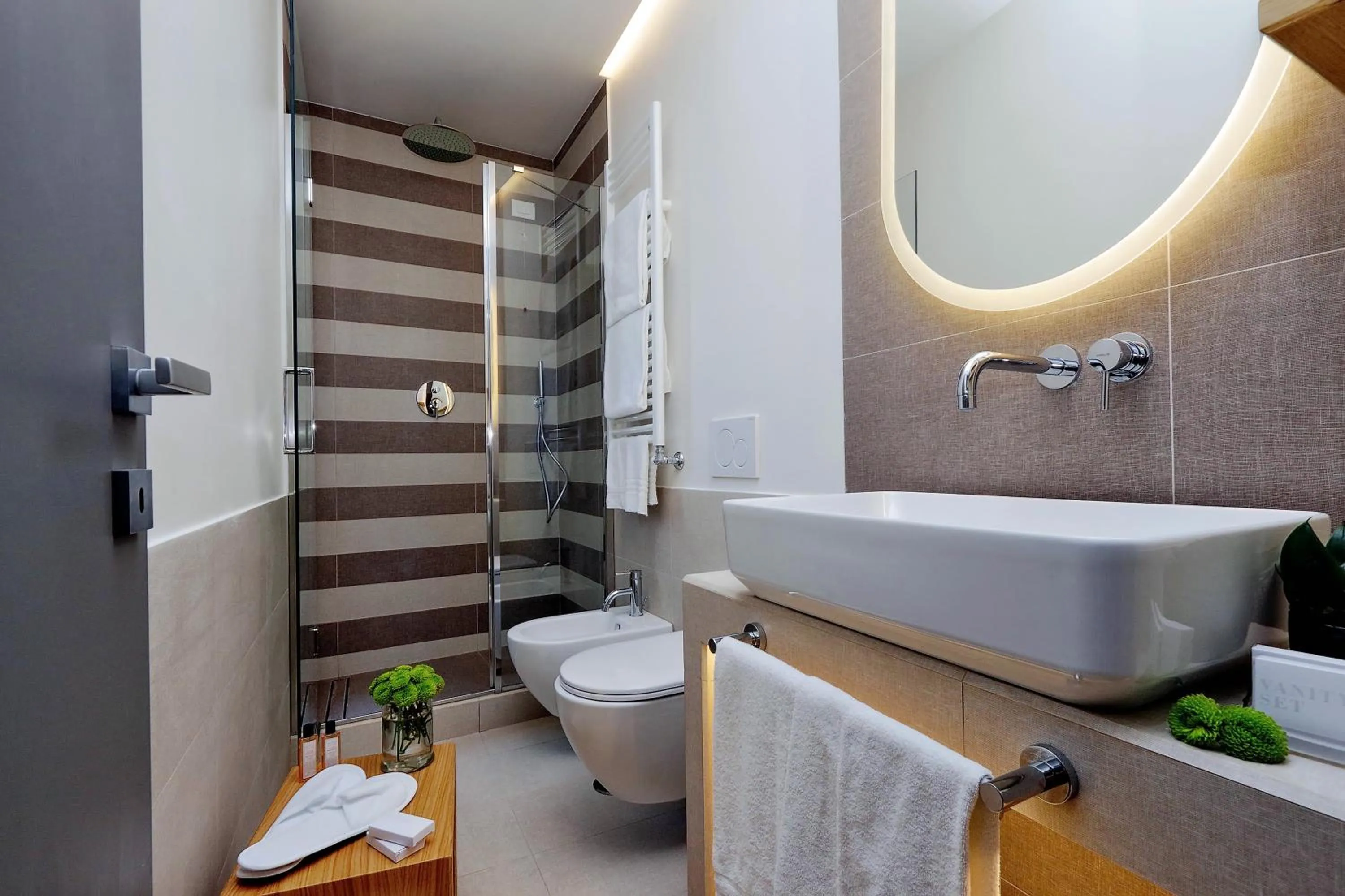 Shower in Roma Five Suites