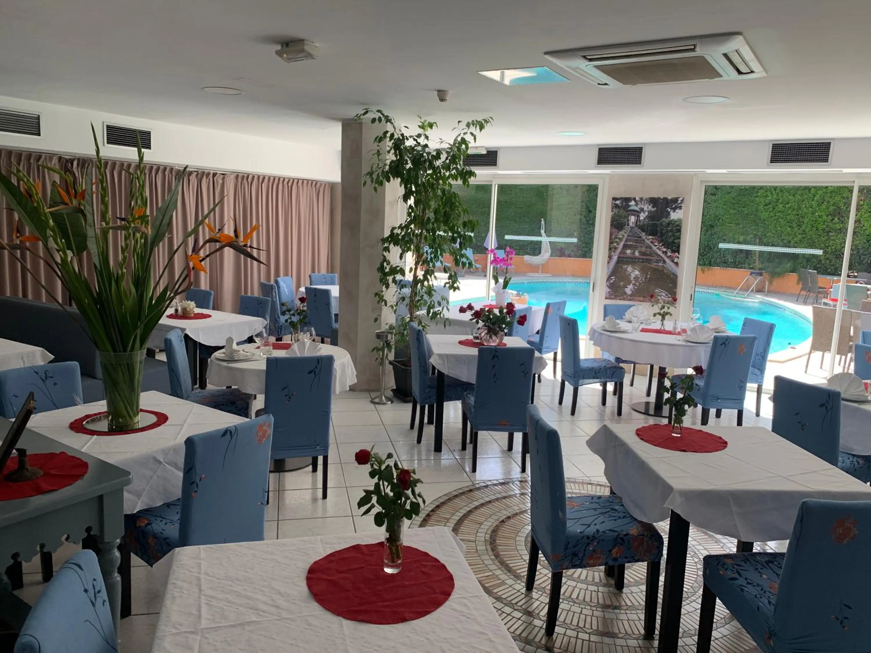 Restaurant/places to eat in Hôtel Restaurant de la Mer