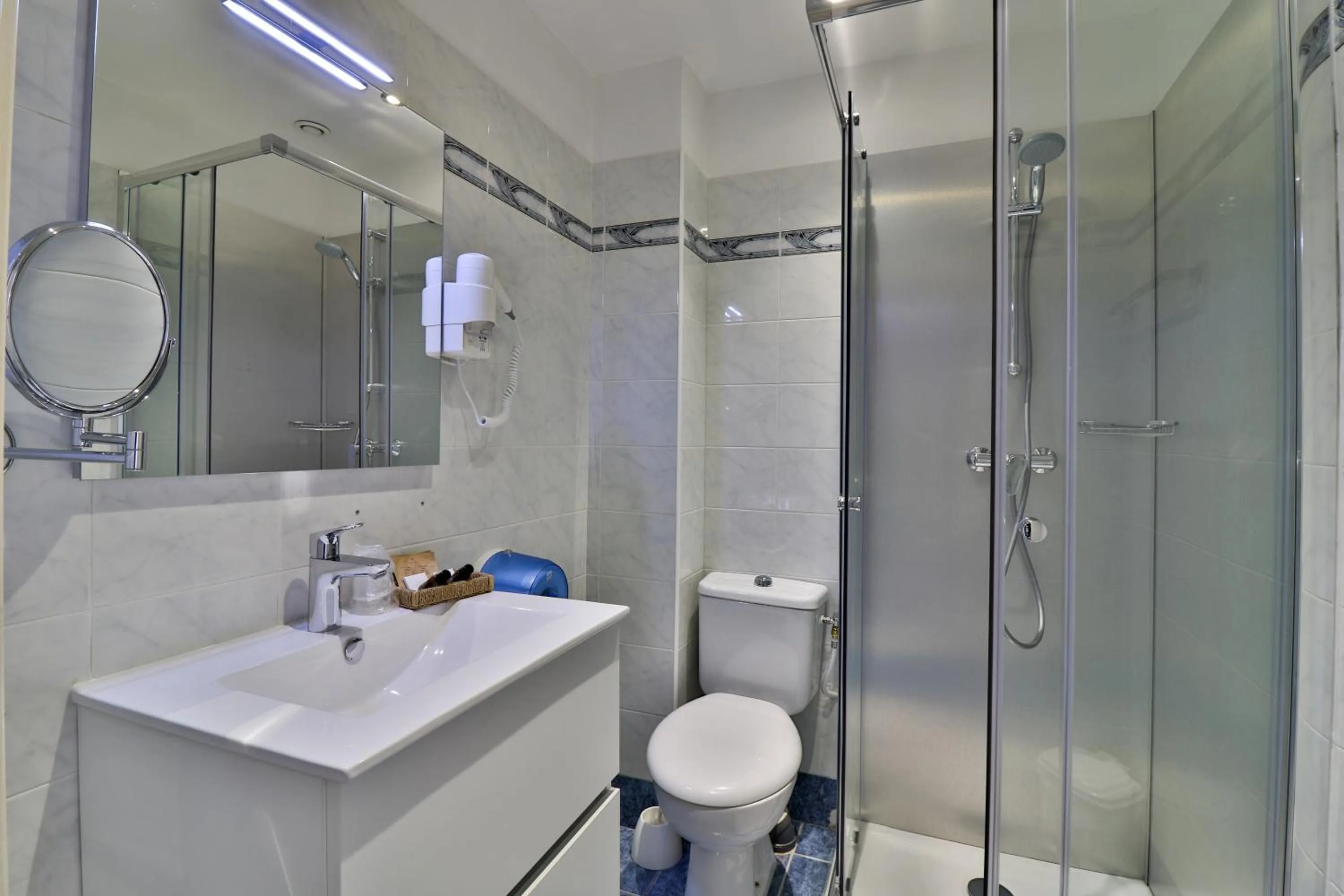 Shower in Hôtel Restaurant de la Mer