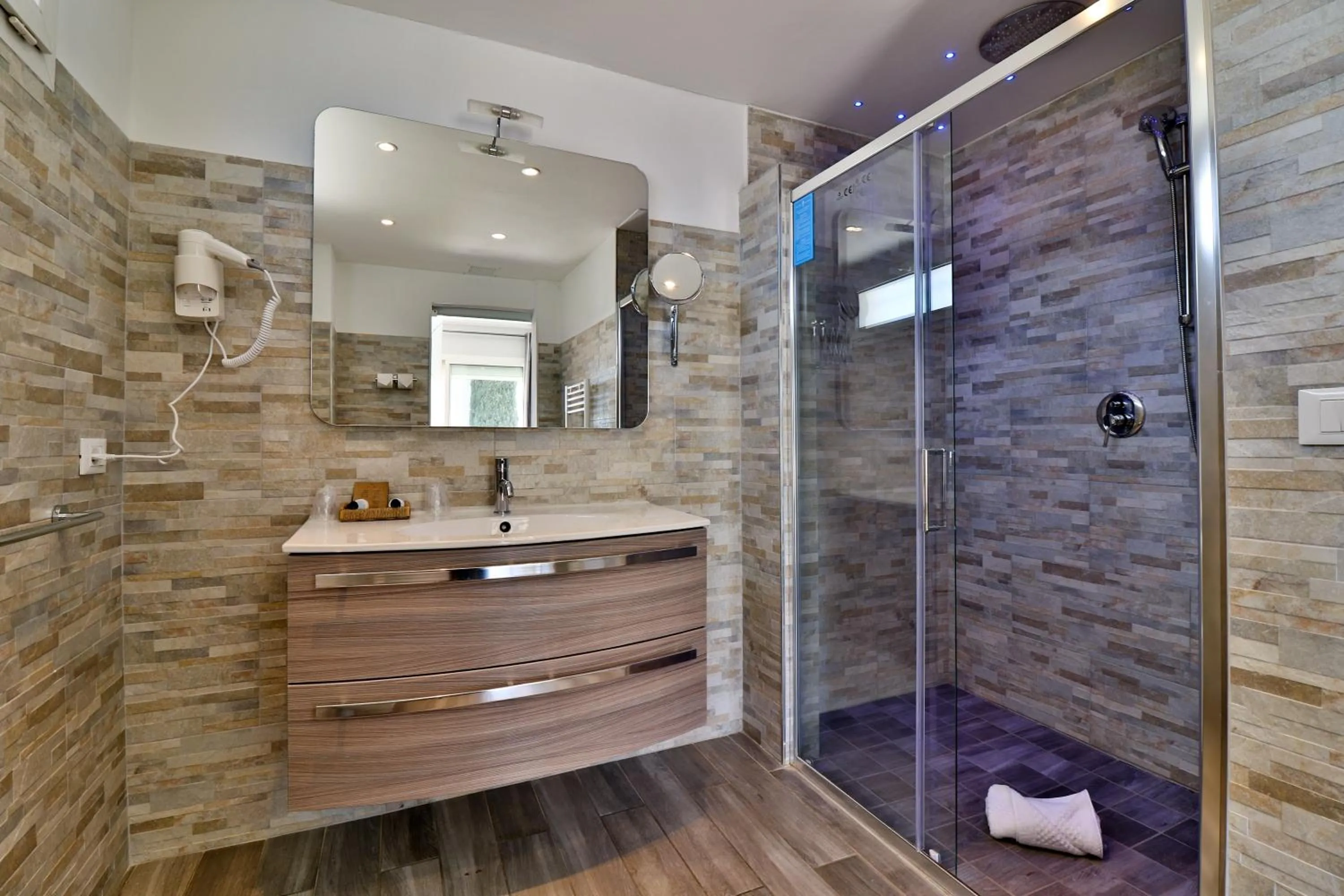 Bathroom in Hôtel Restaurant de la Mer