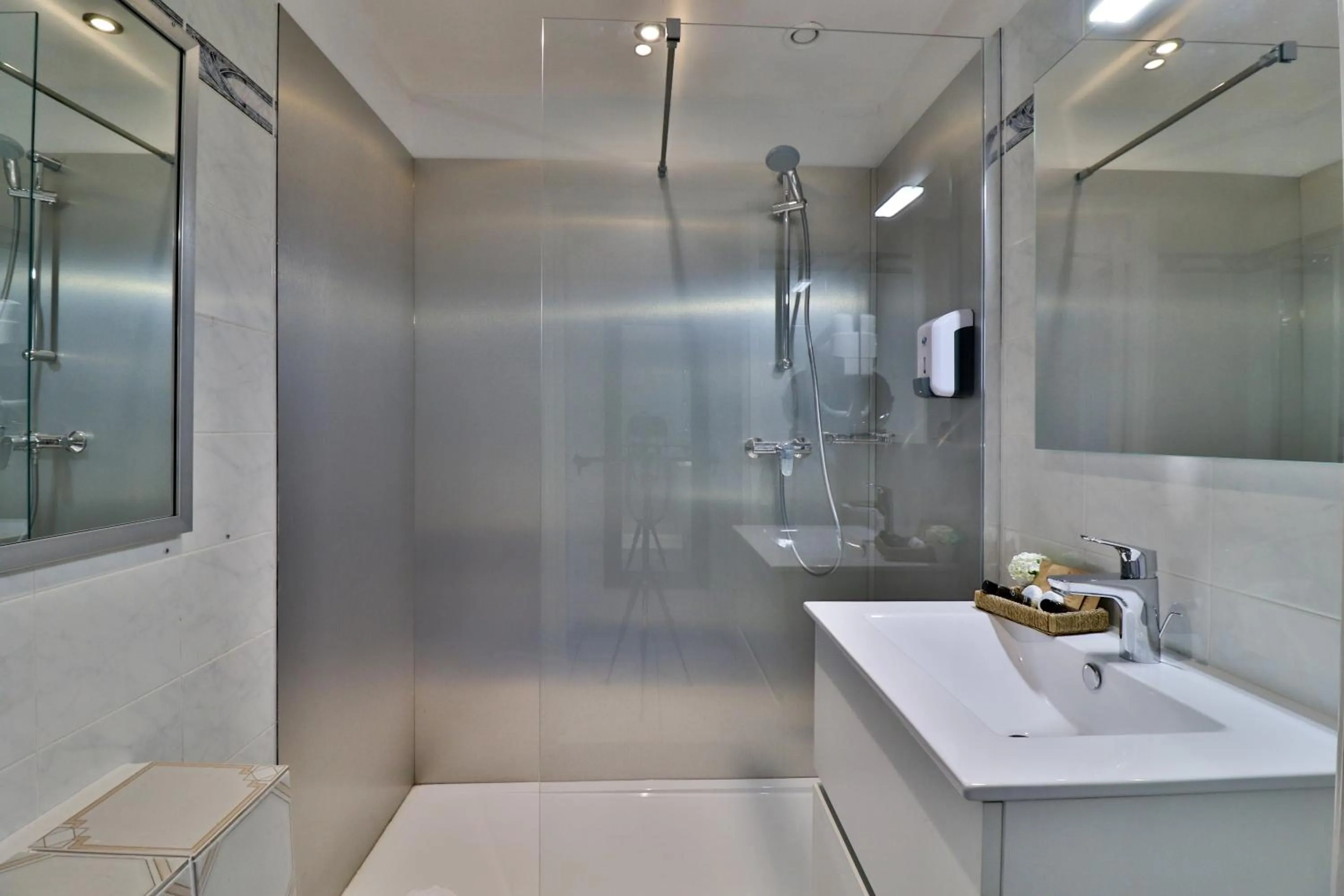 Shower in Hôtel Restaurant de la Mer