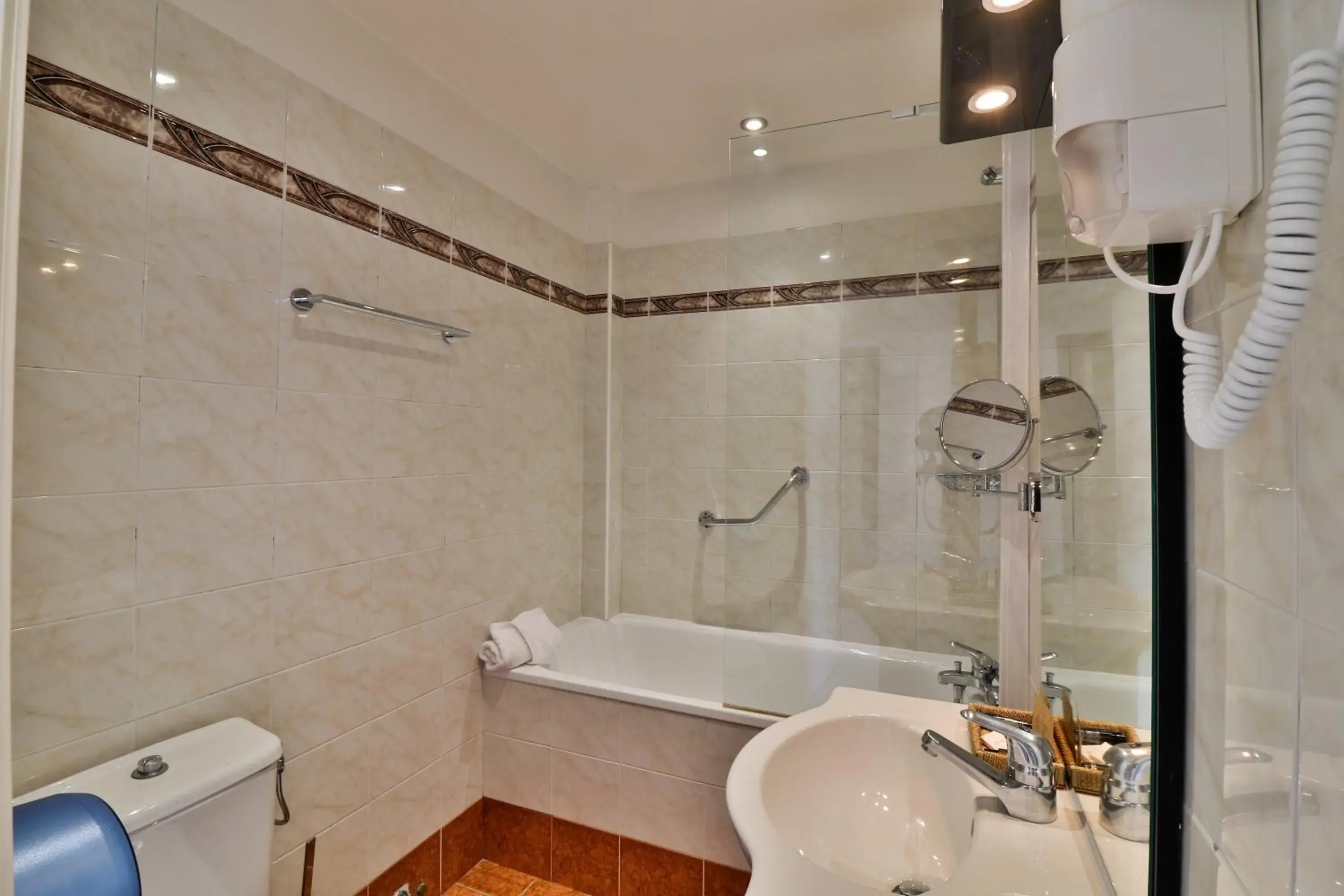 Superior Double or Twin Room with Balcony and Sea View in Hôtel Restaurant de la Mer Superior Double or Twin Room with Balcony and Sea View in Hôtel Restaurant de la Mer