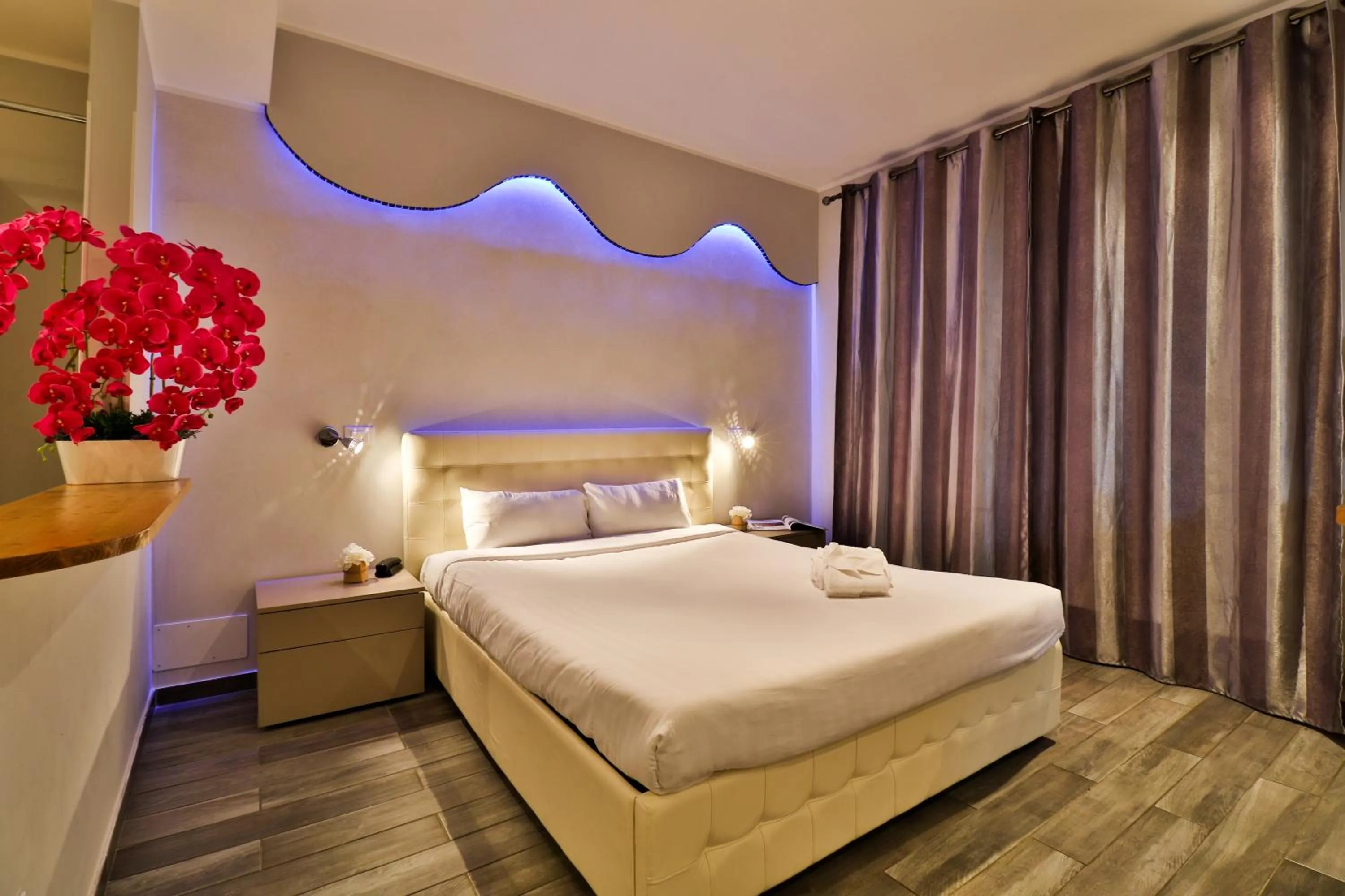 Shower, Bed in Hôtel Restaurant de la Mer