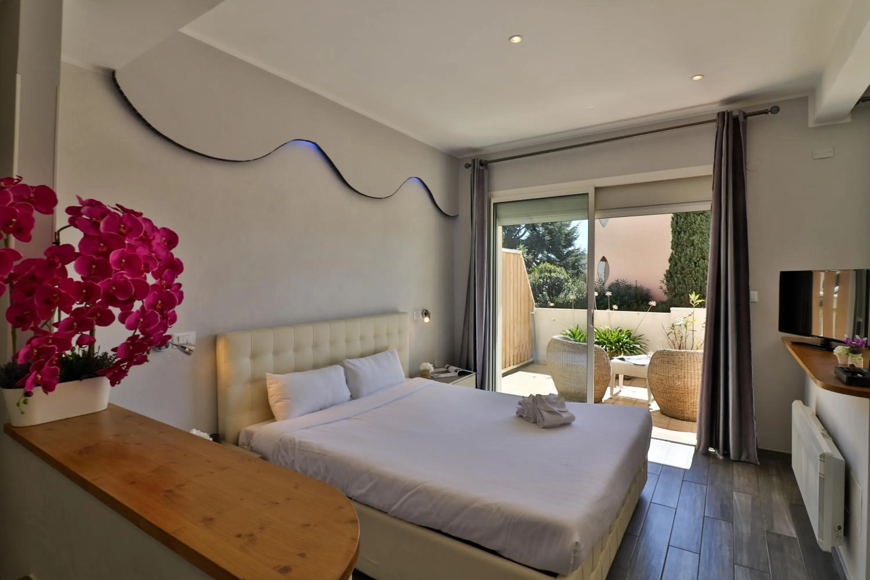 Shower, Bed in Hôtel Restaurant de la Mer