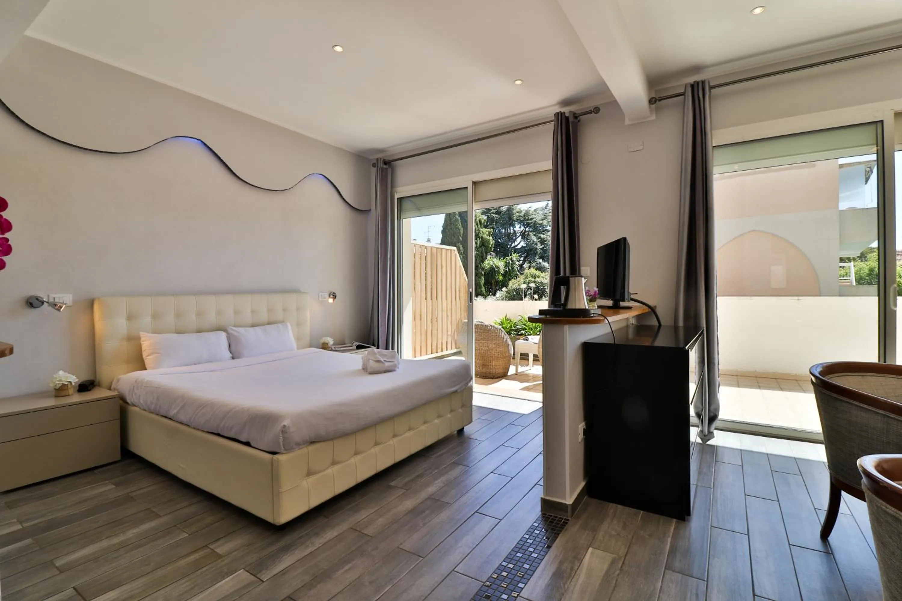 Photo of the whole room, Bed in Hôtel Restaurant de la Mer