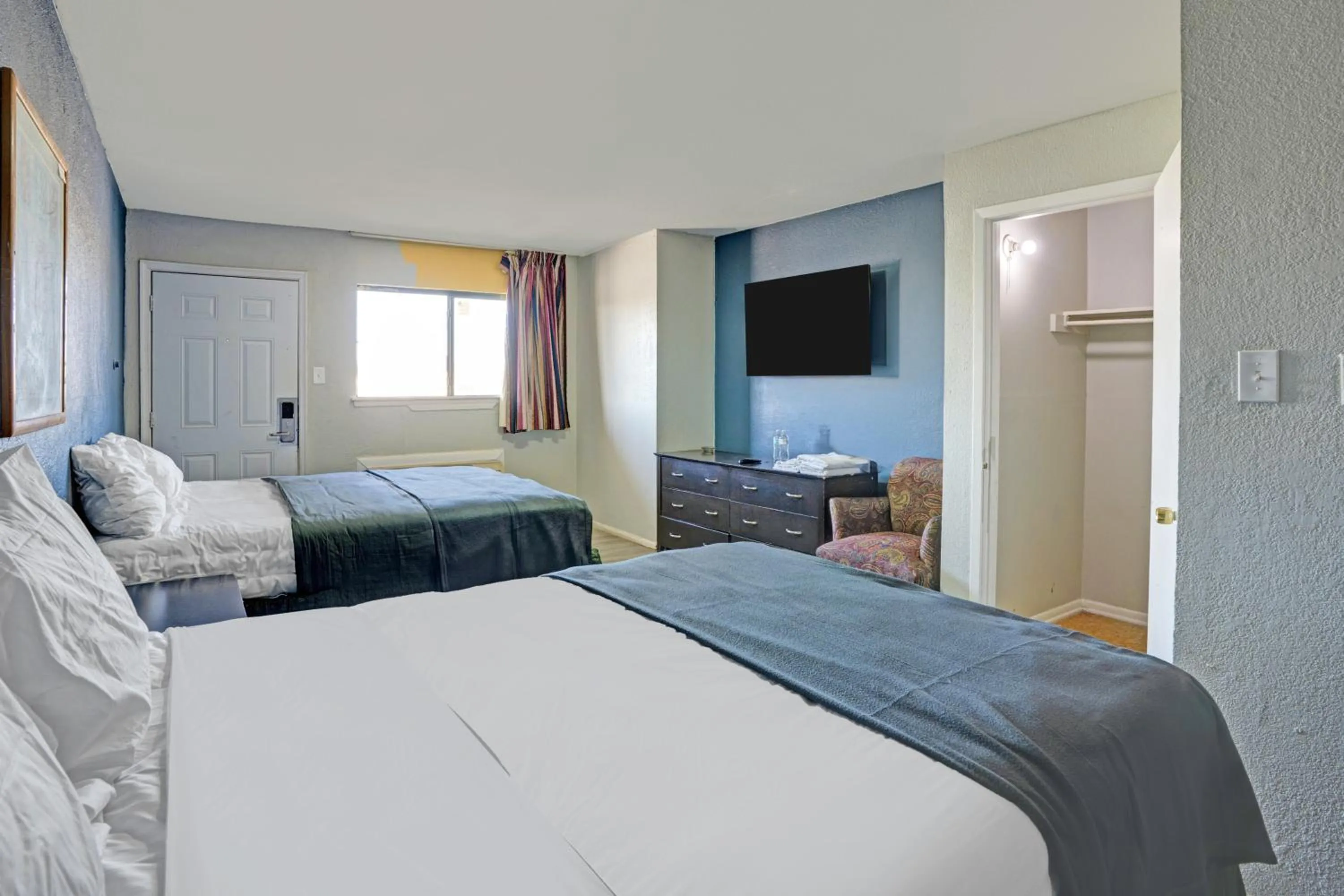 Bedroom, Bed in Super 7 Inn By OYO San Antonio NW Medical Center