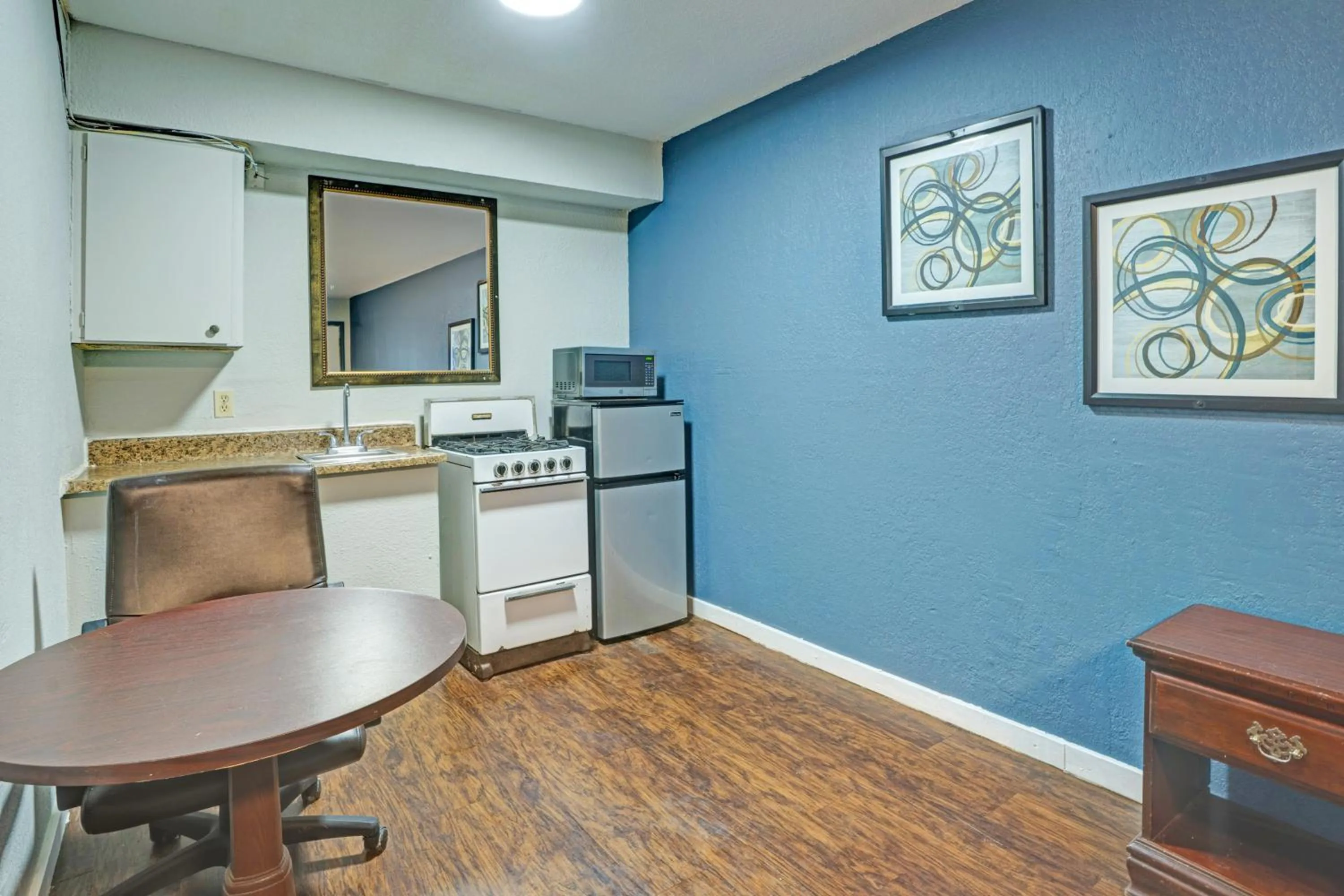 Kitchen or kitchenette in Super 7 Inn By OYO San Antonio NW Medical Center
