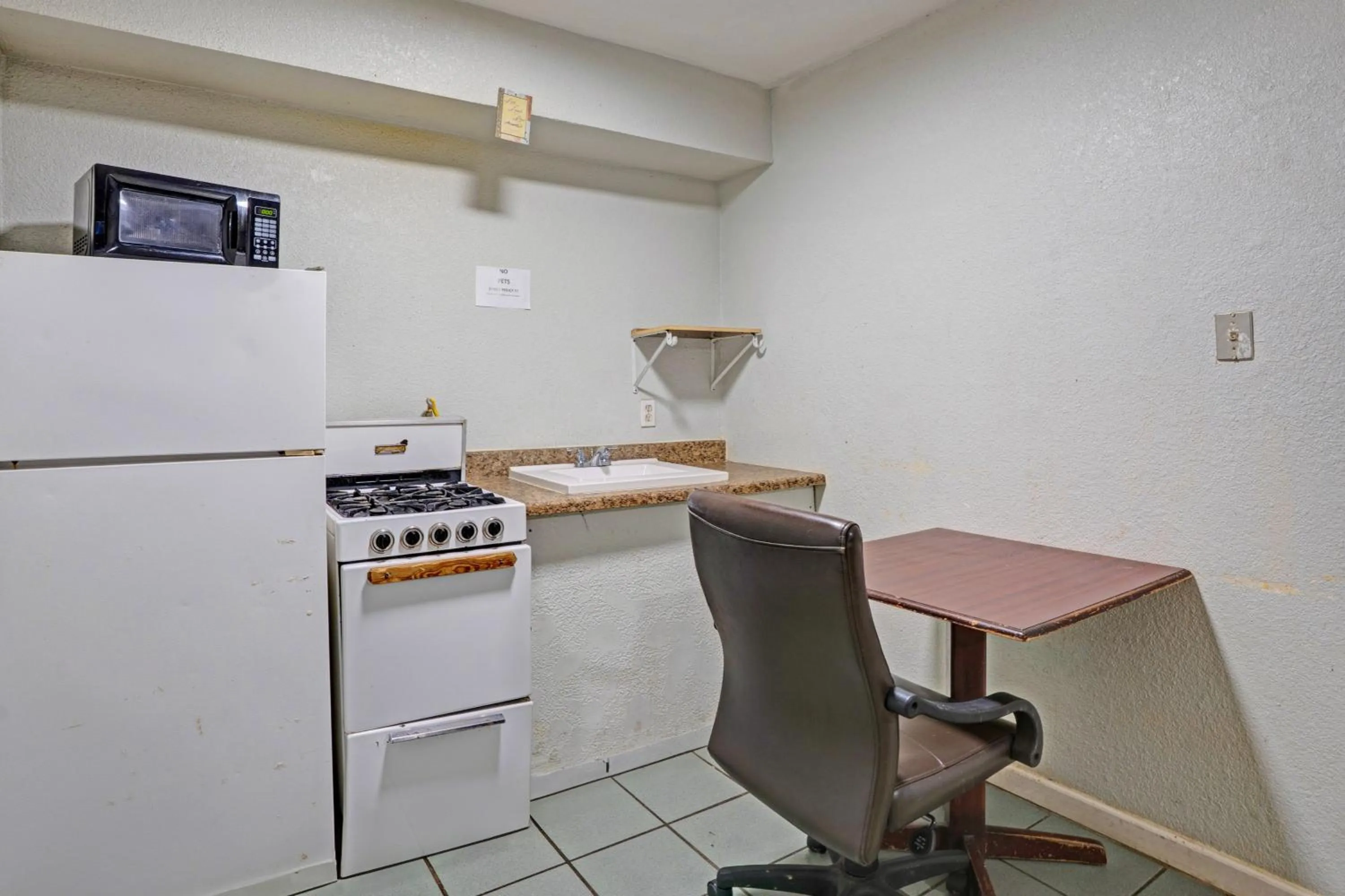 Kitchen or kitchenette in Super 7 Inn By OYO San Antonio NW Medical Center