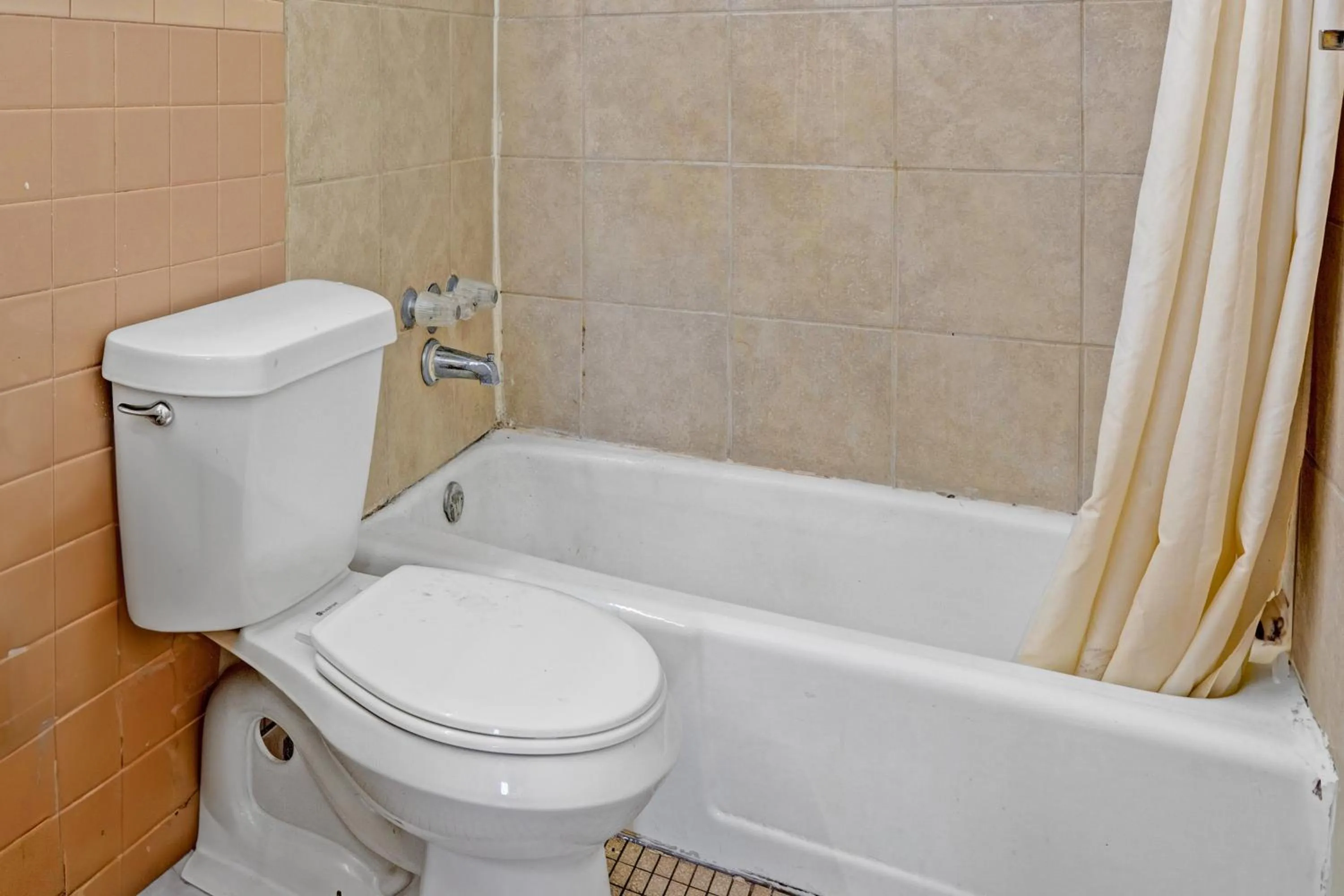 Bathroom in Super 7 Inn By OYO San Antonio NW Medical Center