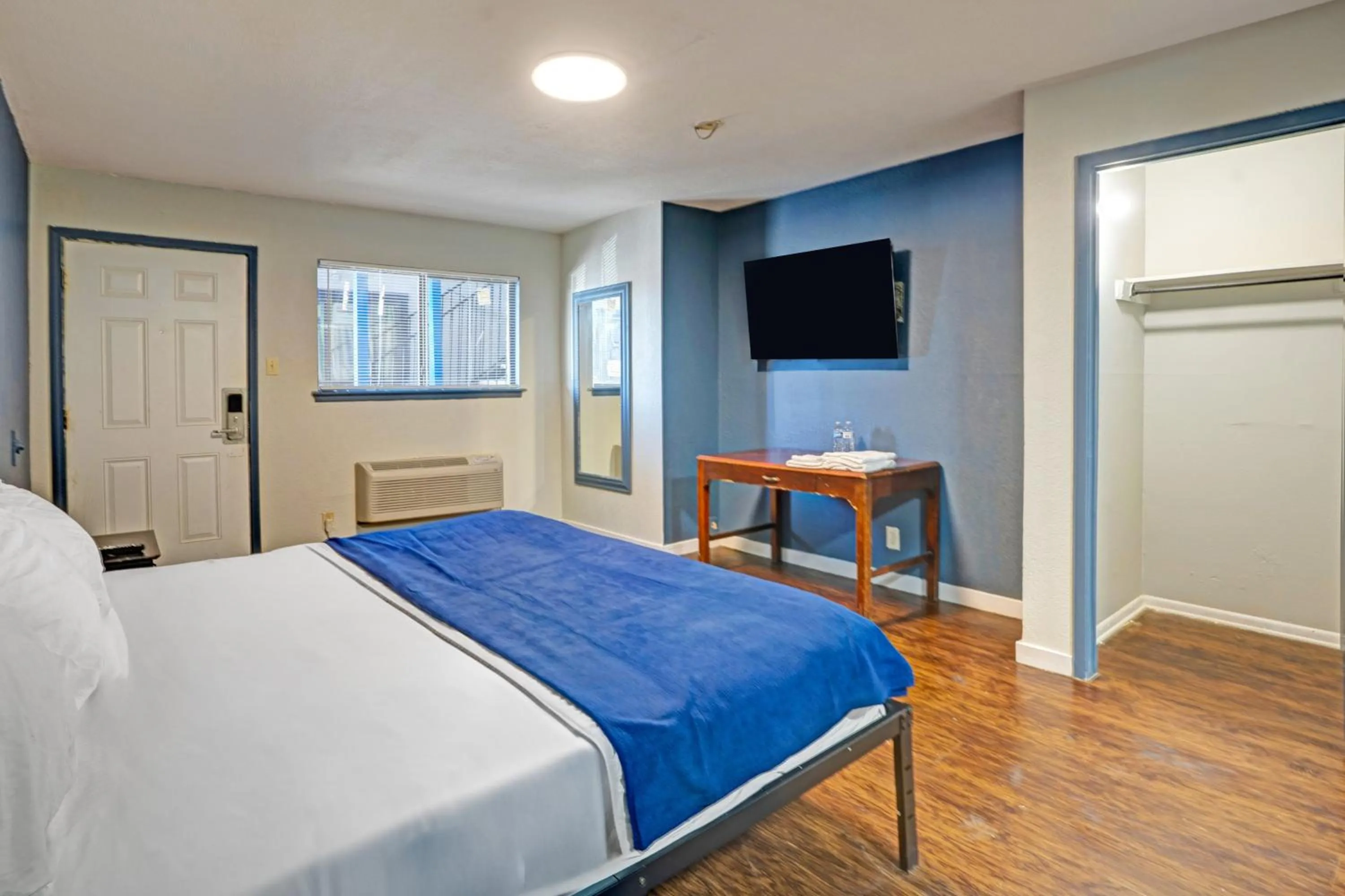 Bedroom, Bed in Super 7 Inn By OYO San Antonio NW Medical Center