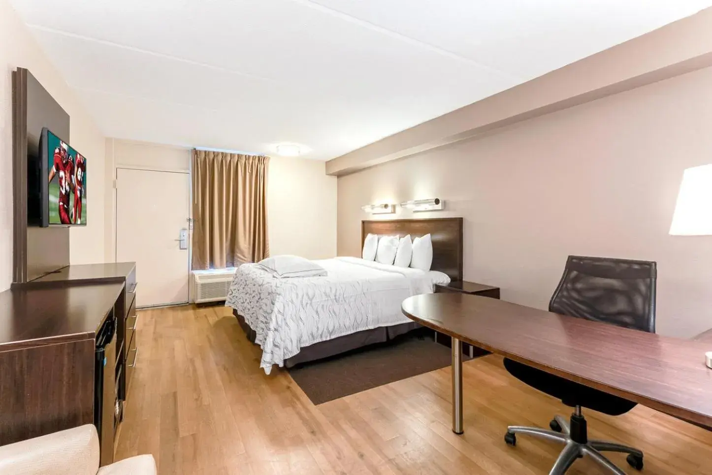 Premium King Room Smoke Free in Red Roof Inn PLUS+ Mt Pleasant - Patriots Point Premium King Room Smoke Free in Red Roof Inn PLUS+ Mt Pleasant - Patriots Point