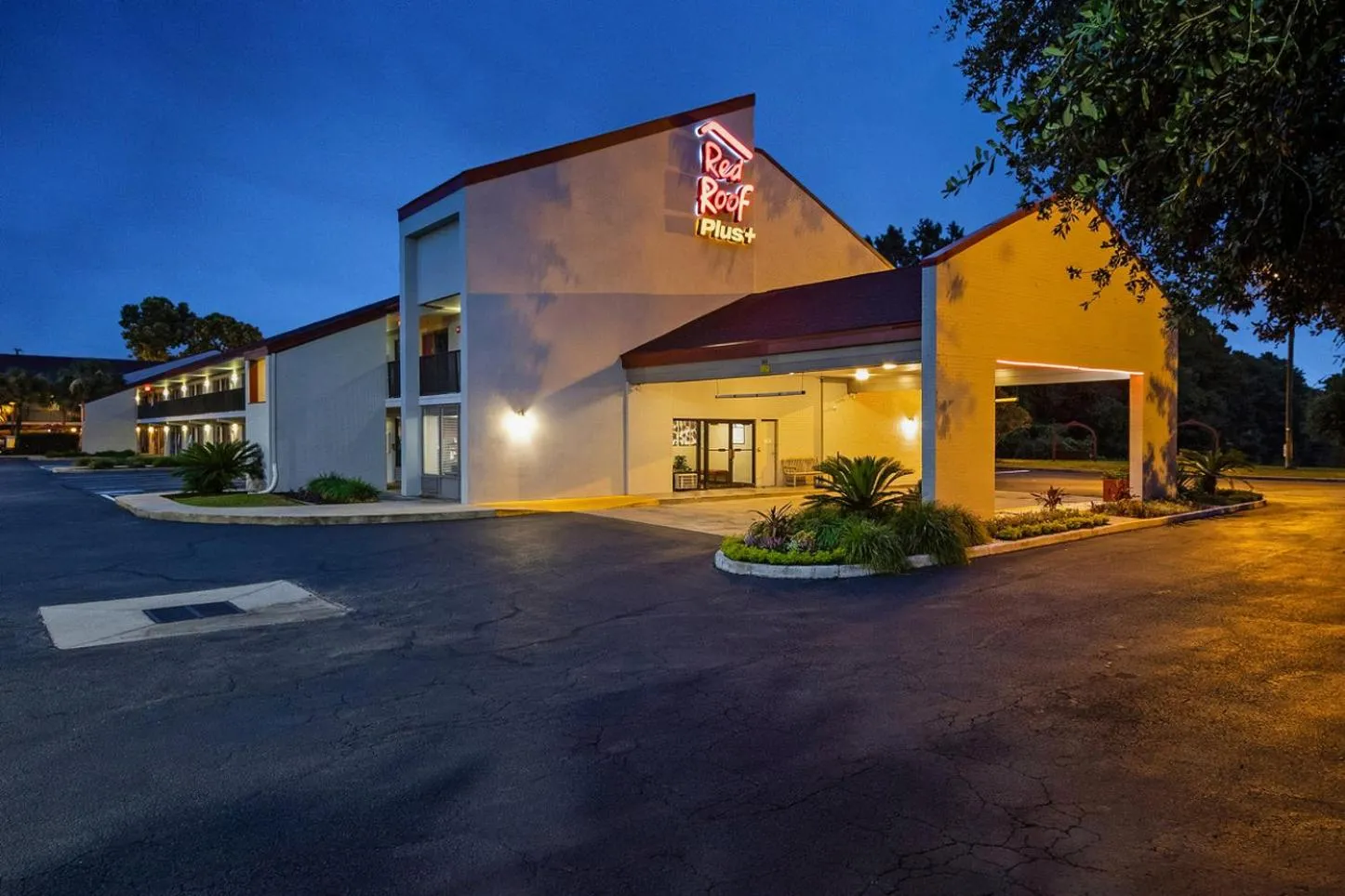 Facade/entrance in Red Roof Inn PLUS+ Mt Pleasant - Patriots Point