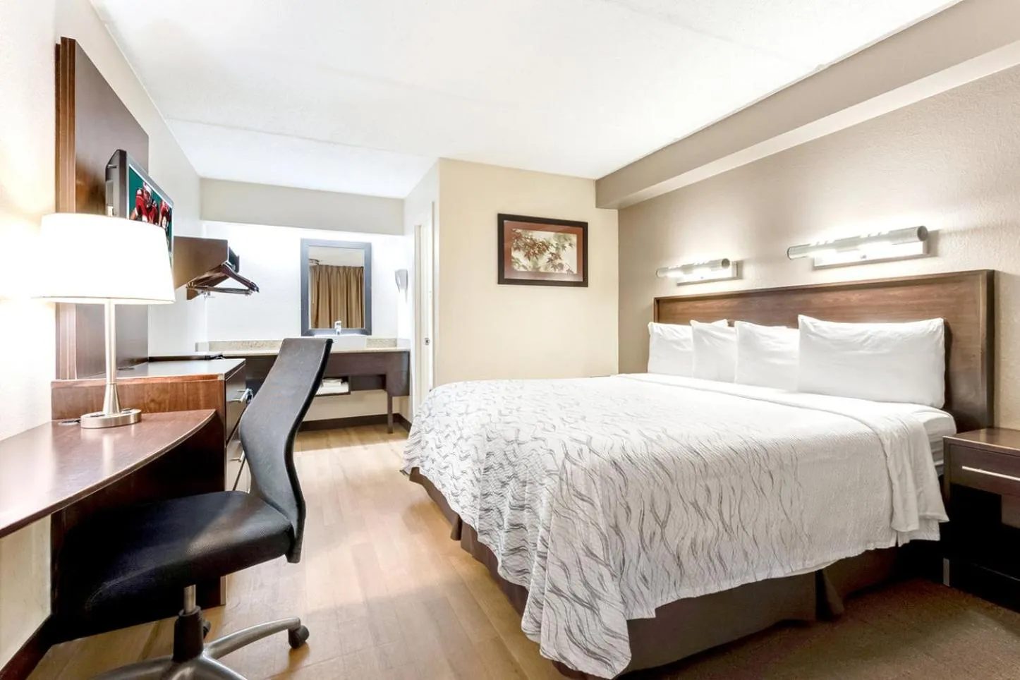 Photo of the whole room, Bed in Red Roof Inn PLUS+ Mt Pleasant - Patriots Point