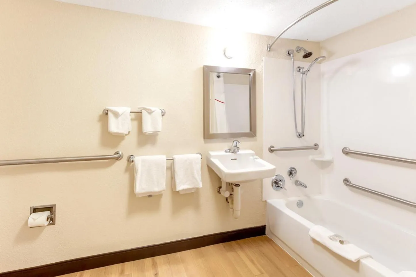 Bathroom in Red Roof Inn PLUS+ Mt Pleasant - Patriots Point