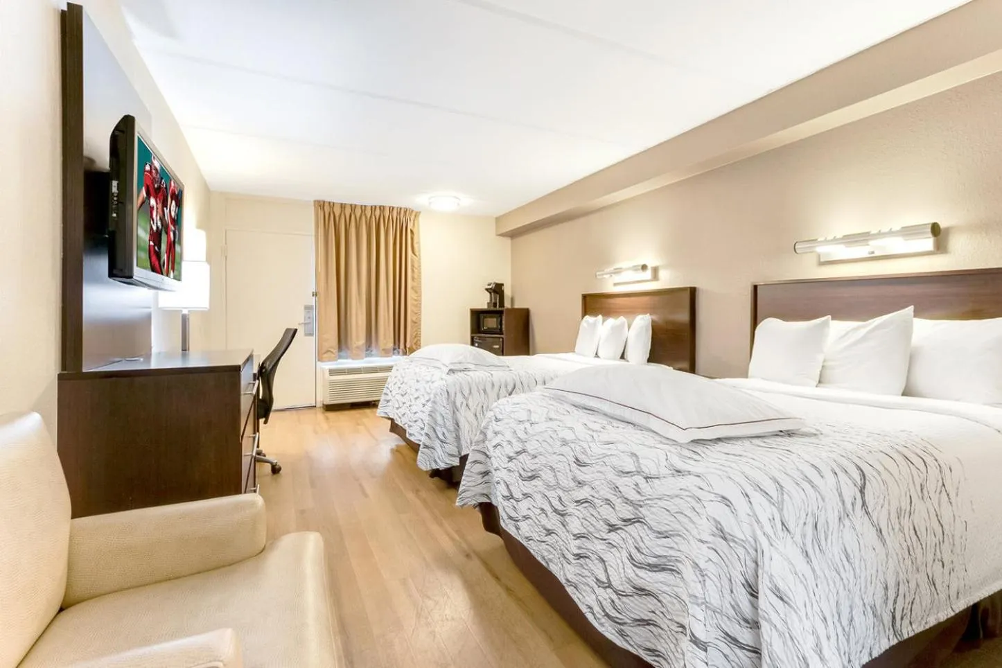 Photo of the whole room, Bed in Red Roof Inn PLUS+ Mt Pleasant - Patriots Point