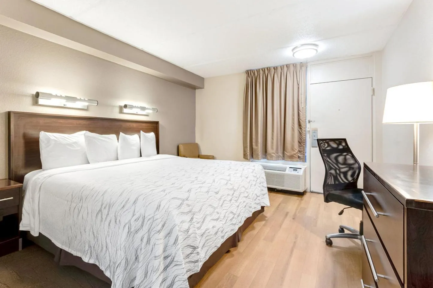 Photo of the whole room, Bed in Red Roof Inn PLUS+ Mt Pleasant - Patriots Point