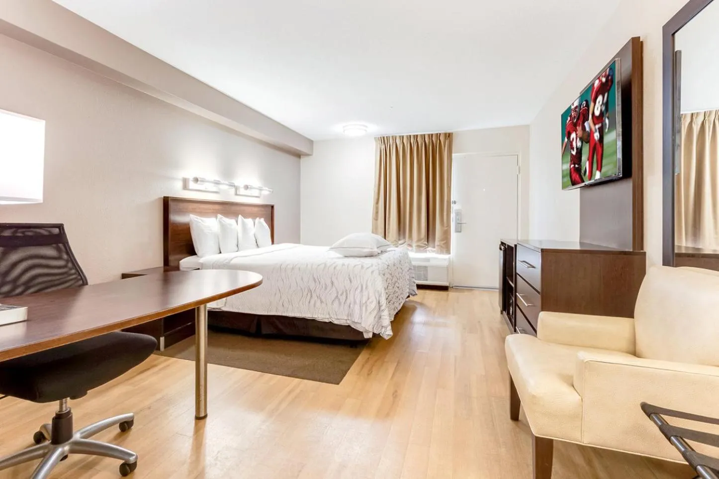 Bedroom, Bed in Red Roof Inn PLUS+ Mt Pleasant - Patriots Point