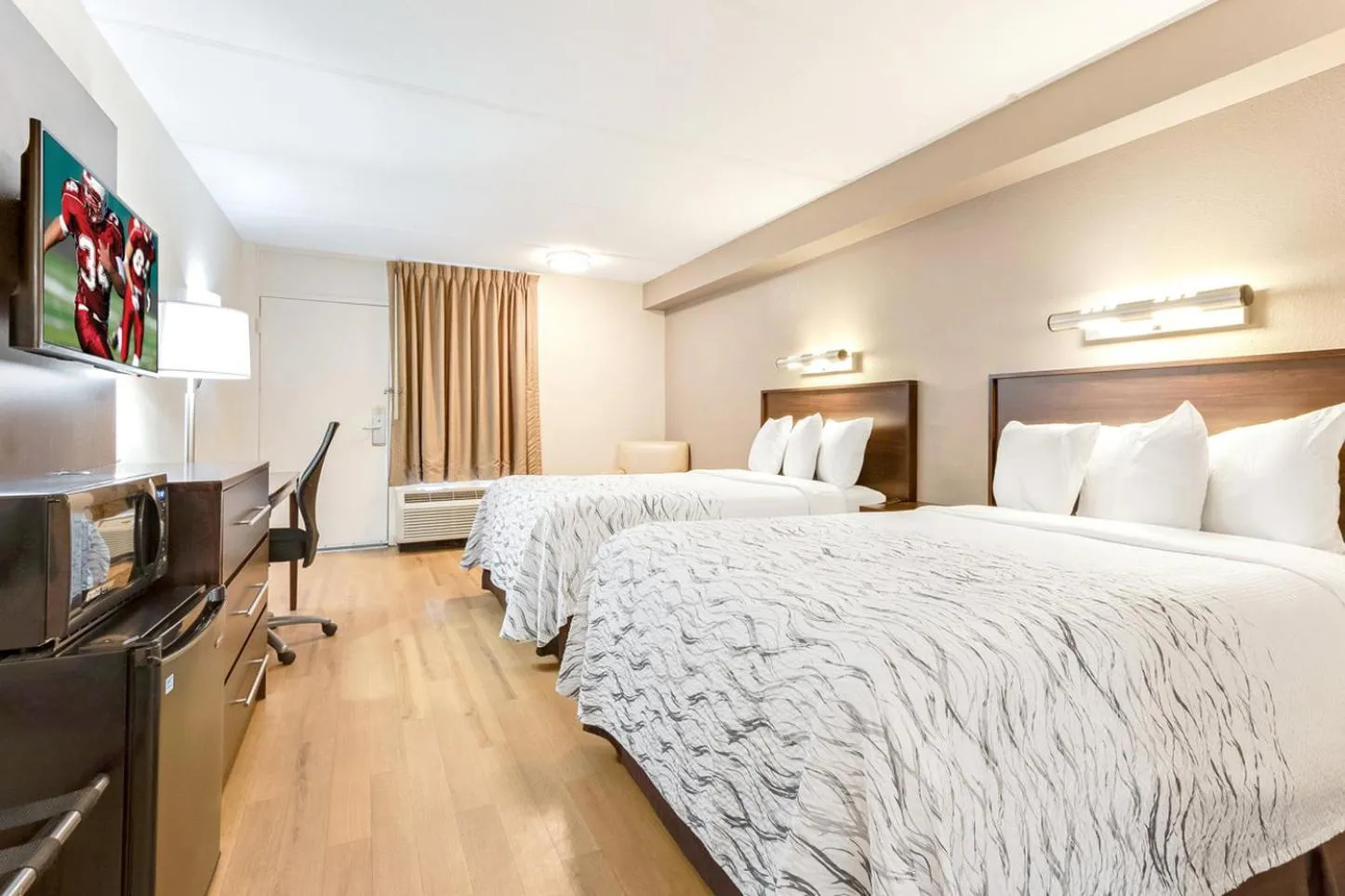 Photo of the whole room, Bed in Red Roof Inn PLUS+ Mt Pleasant - Patriots Point