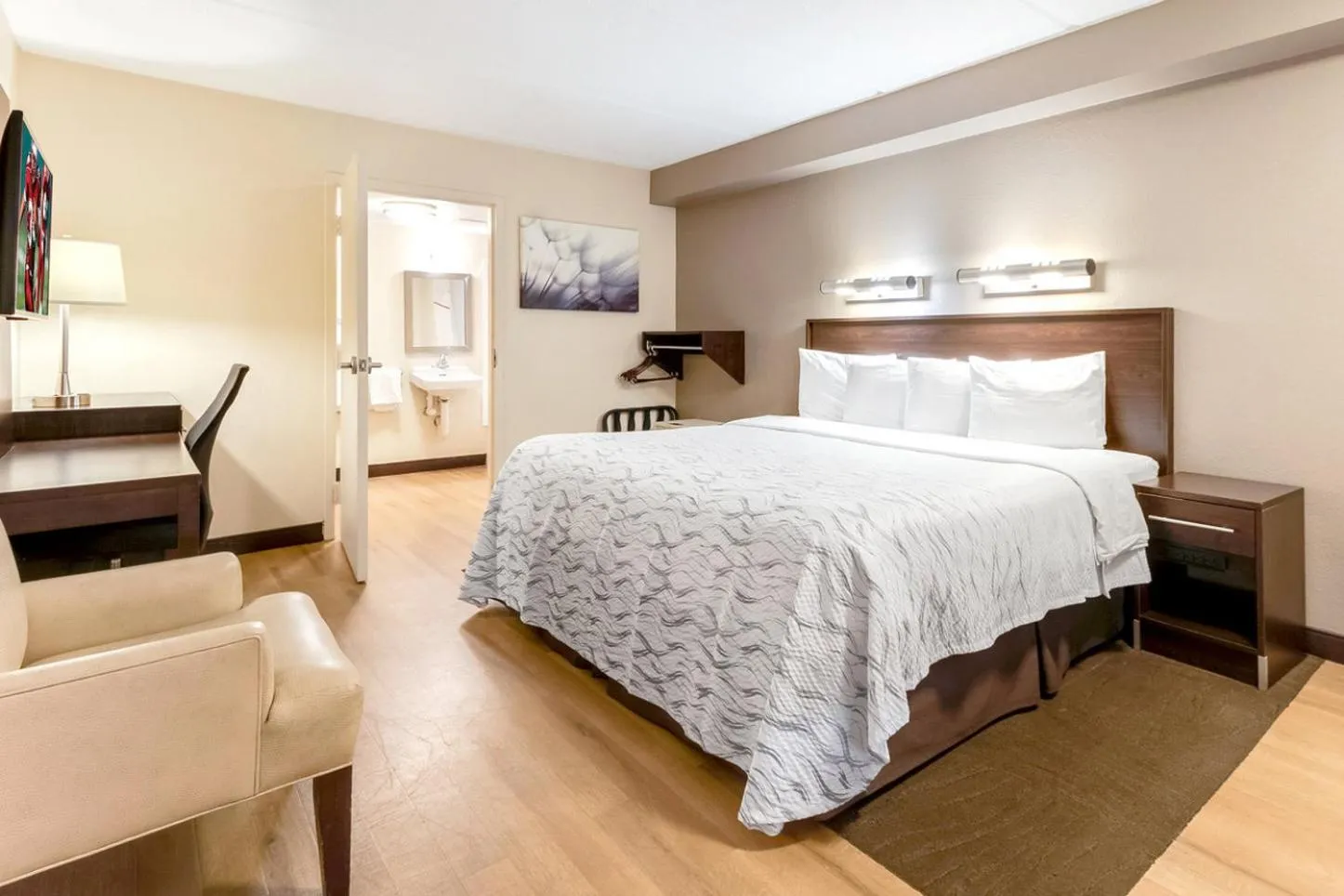 Photo of the whole room, Bed in Red Roof Inn PLUS+ Mt Pleasant - Patriots Point