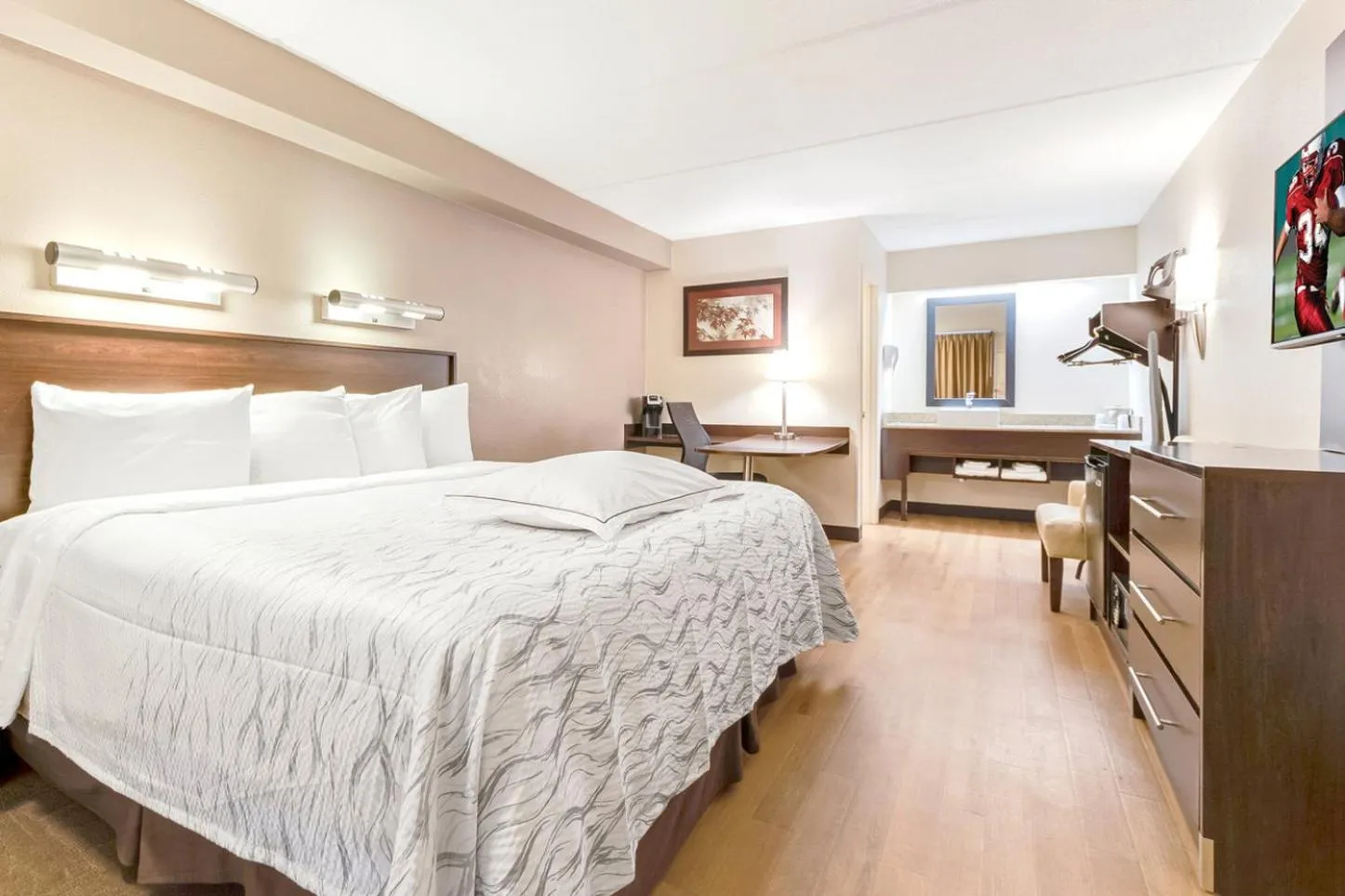 Photo of the whole room, Bed in Red Roof Inn PLUS+ Mt Pleasant - Patriots Point