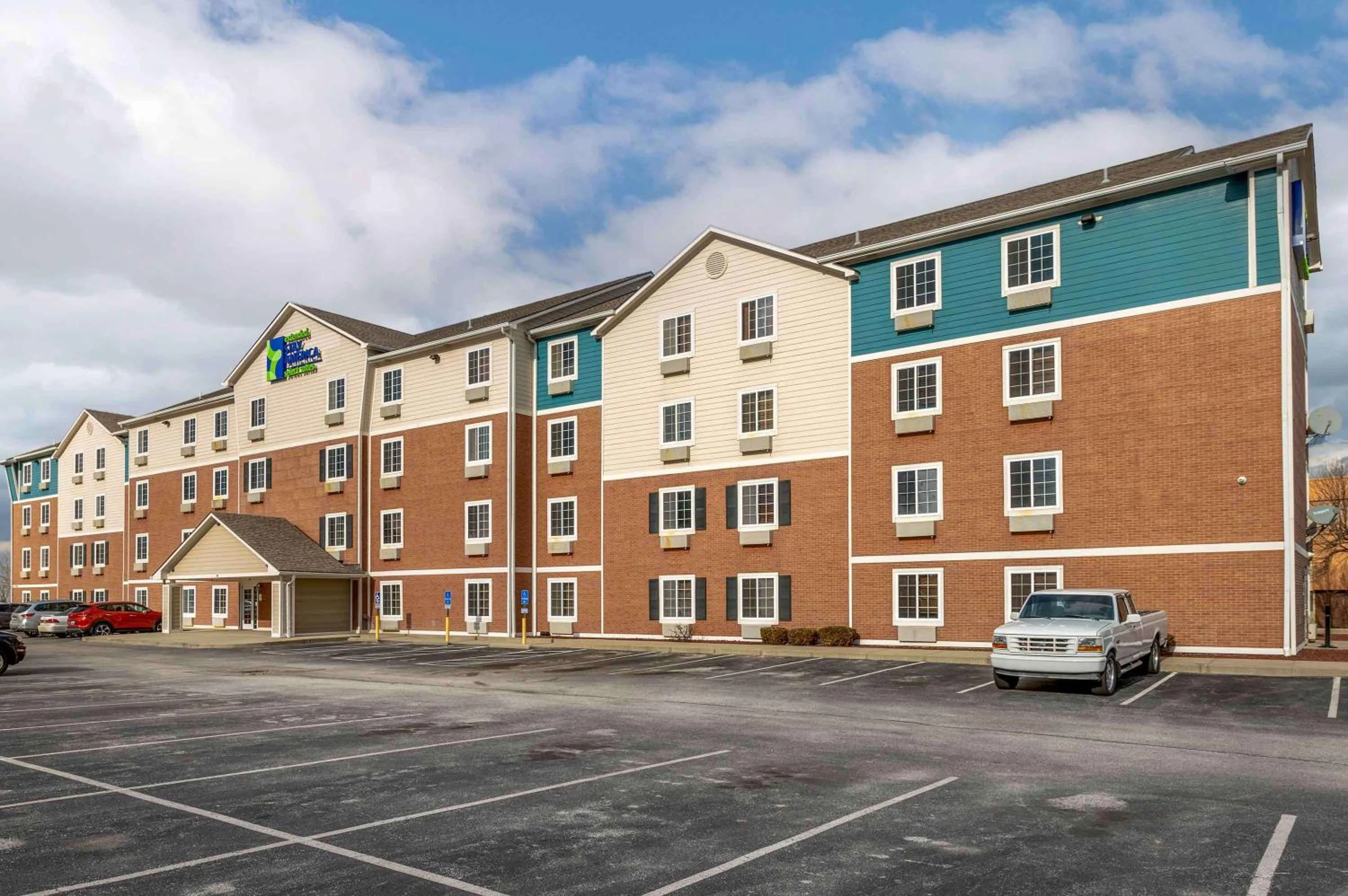 Property building in Extended Stay America Select Suites - Cincinnati - Florence - Airport