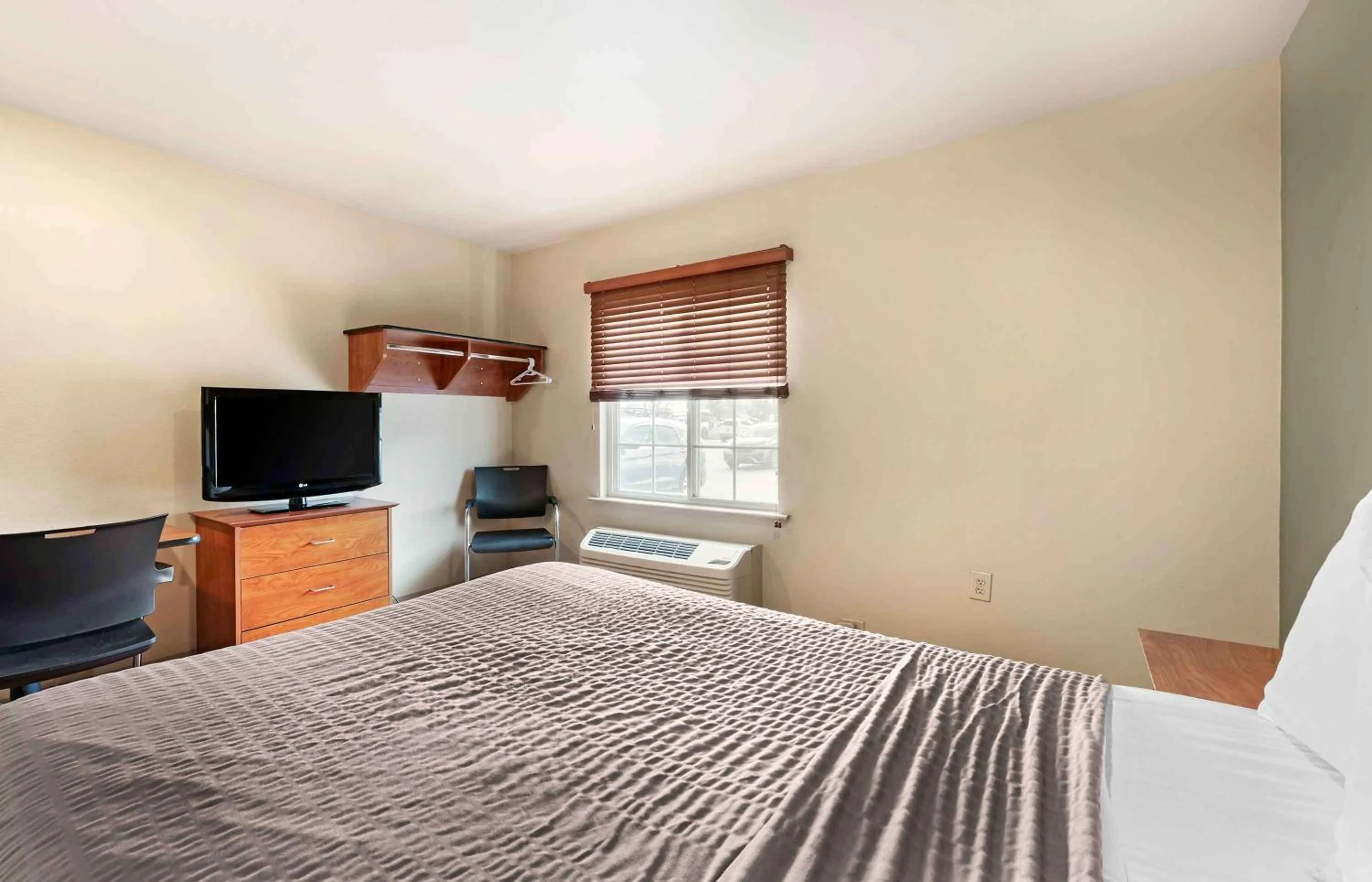 Bedroom, Bed in Extended Stay America Select Suites - Cincinnati - Florence - Airport