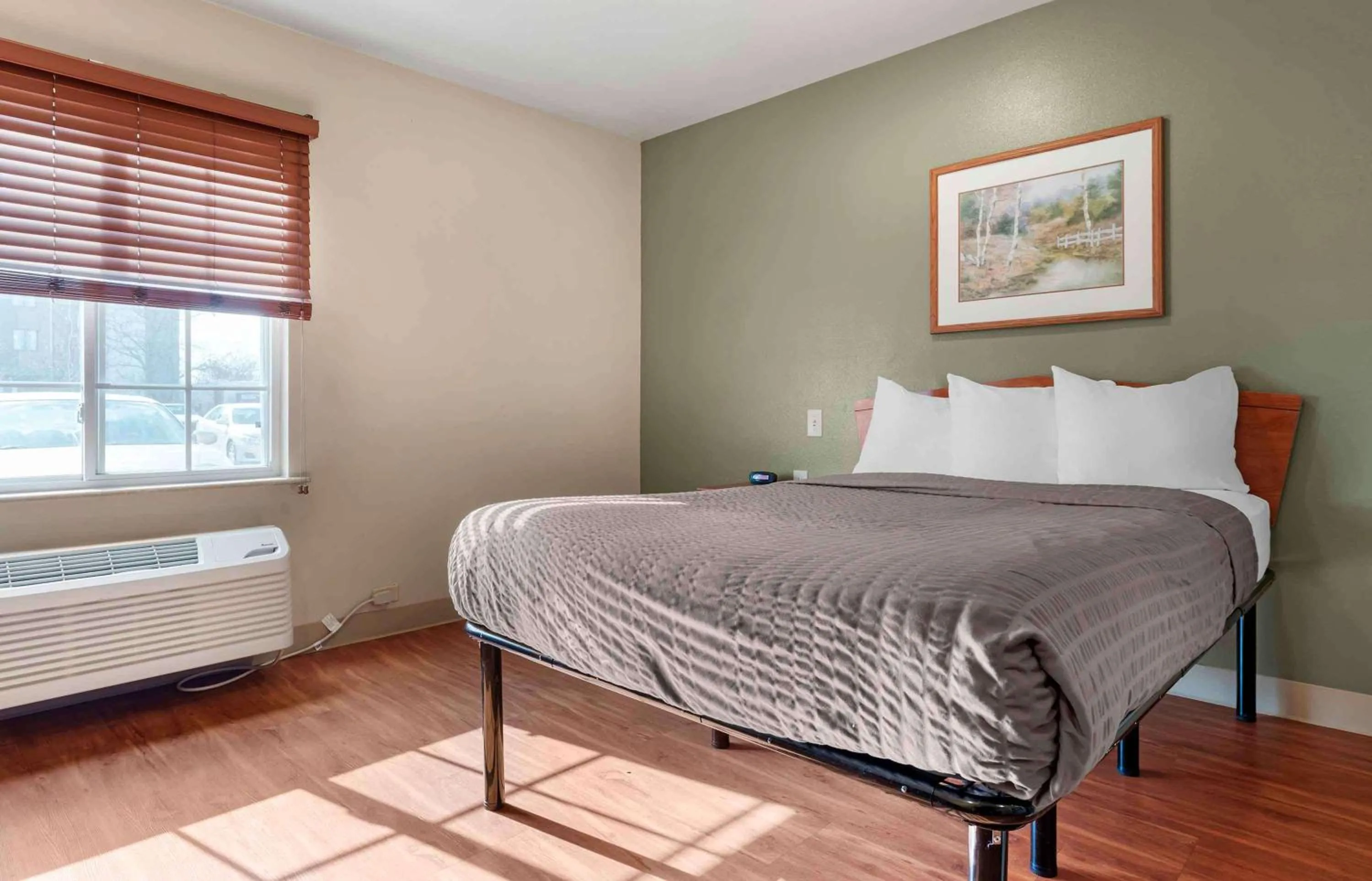 Bedroom, Bed in Extended Stay America Select Suites - Cincinnati - Florence - Airport