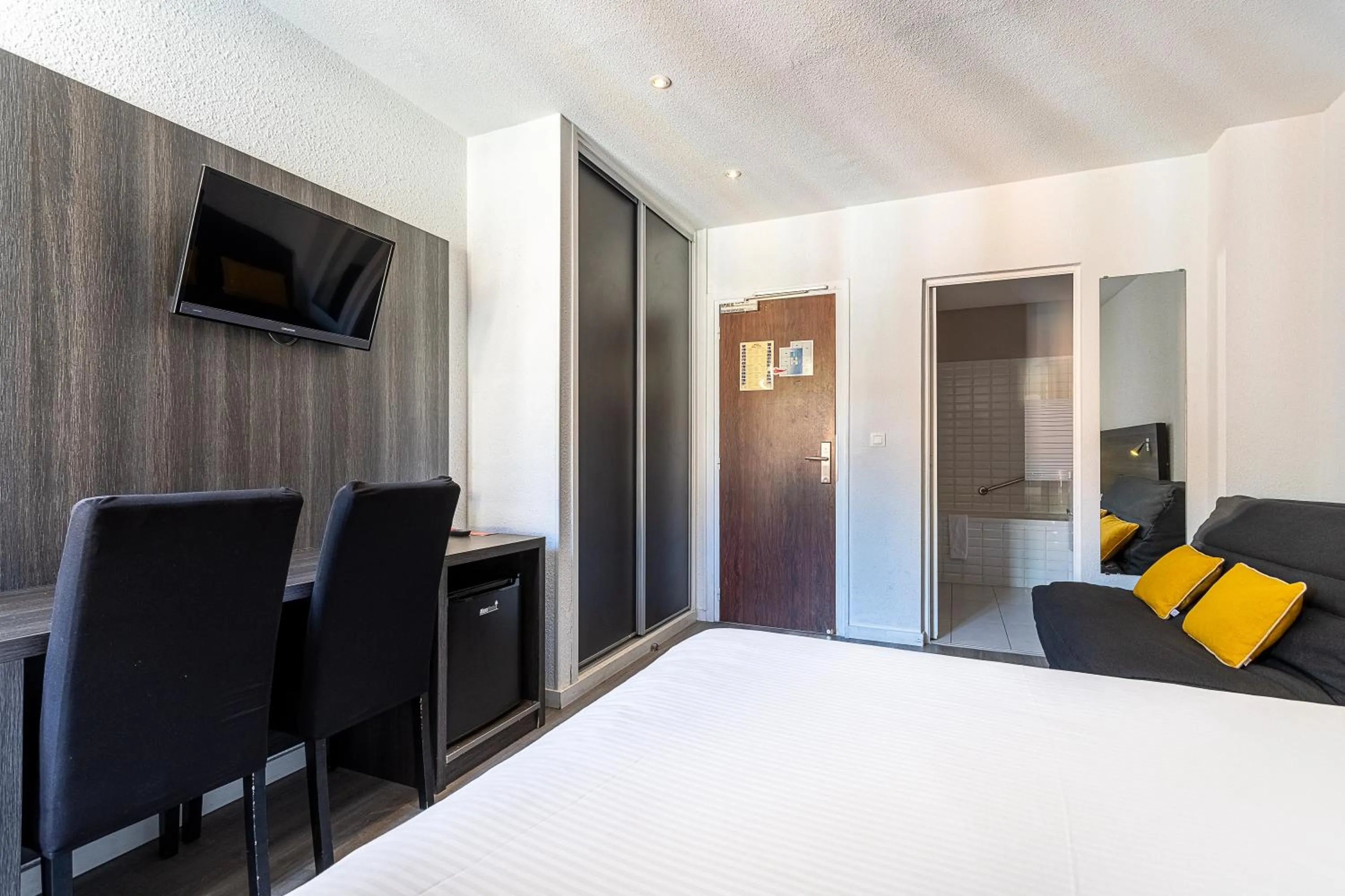 Photo of the whole room, Bed in Hotel de la Baie