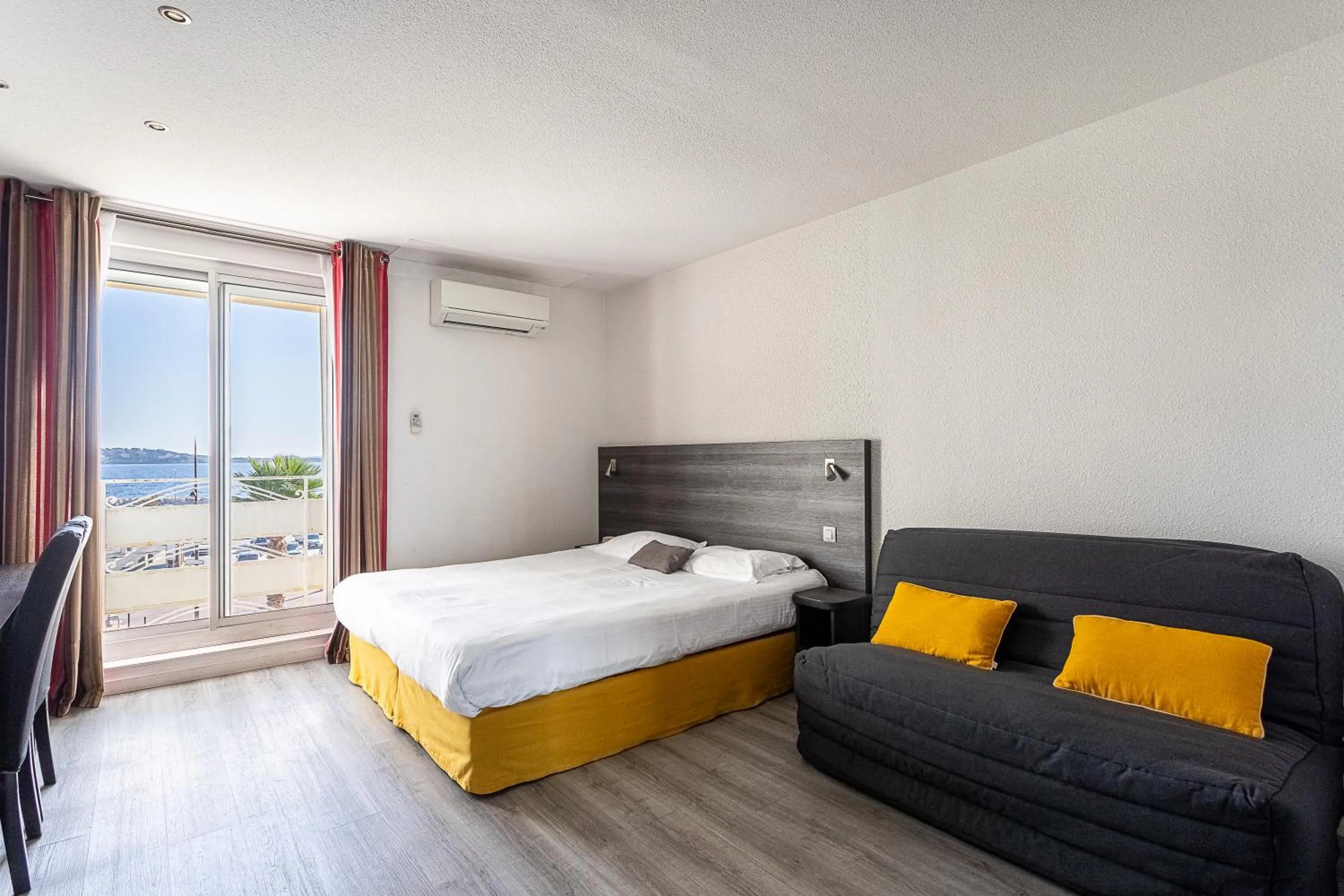 Sea view, Bed in Hotel de la Baie