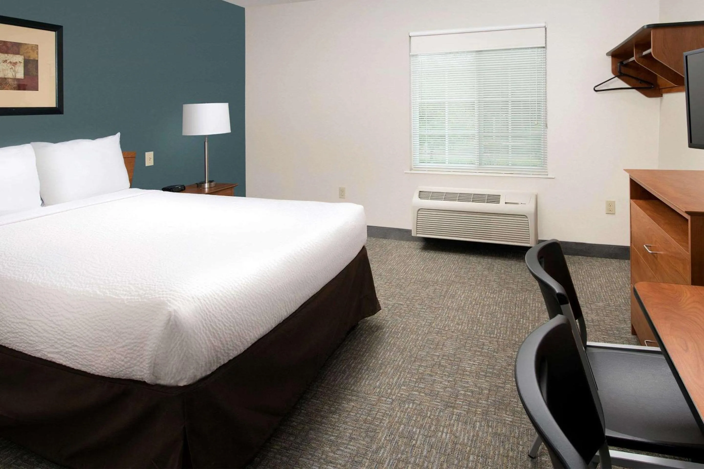 Photo of the whole room, Bed in WoodSpring Suites Gainesville I-75
