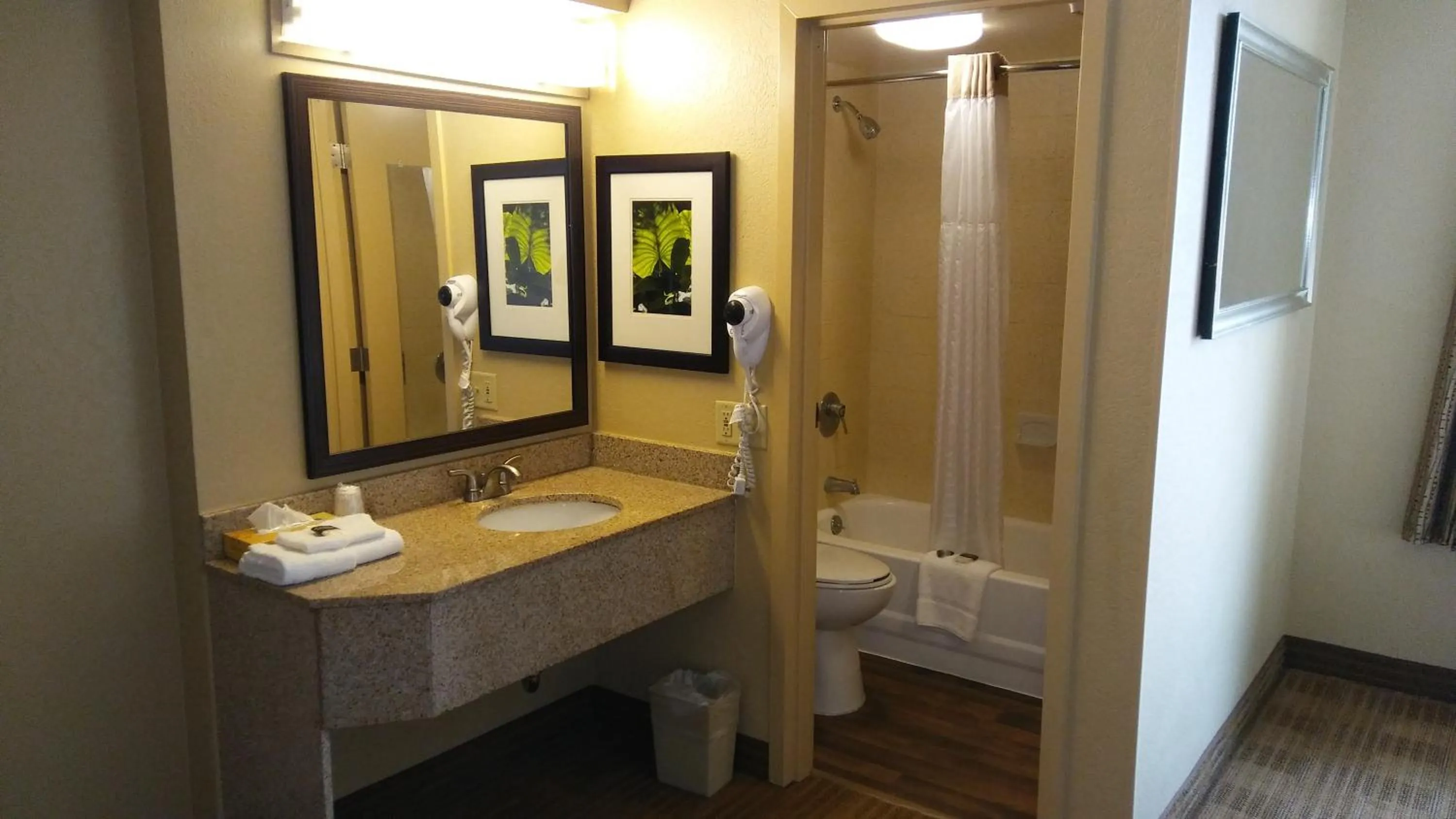 Bathroom in Extended Stay America Suites - Columbus - Polaris