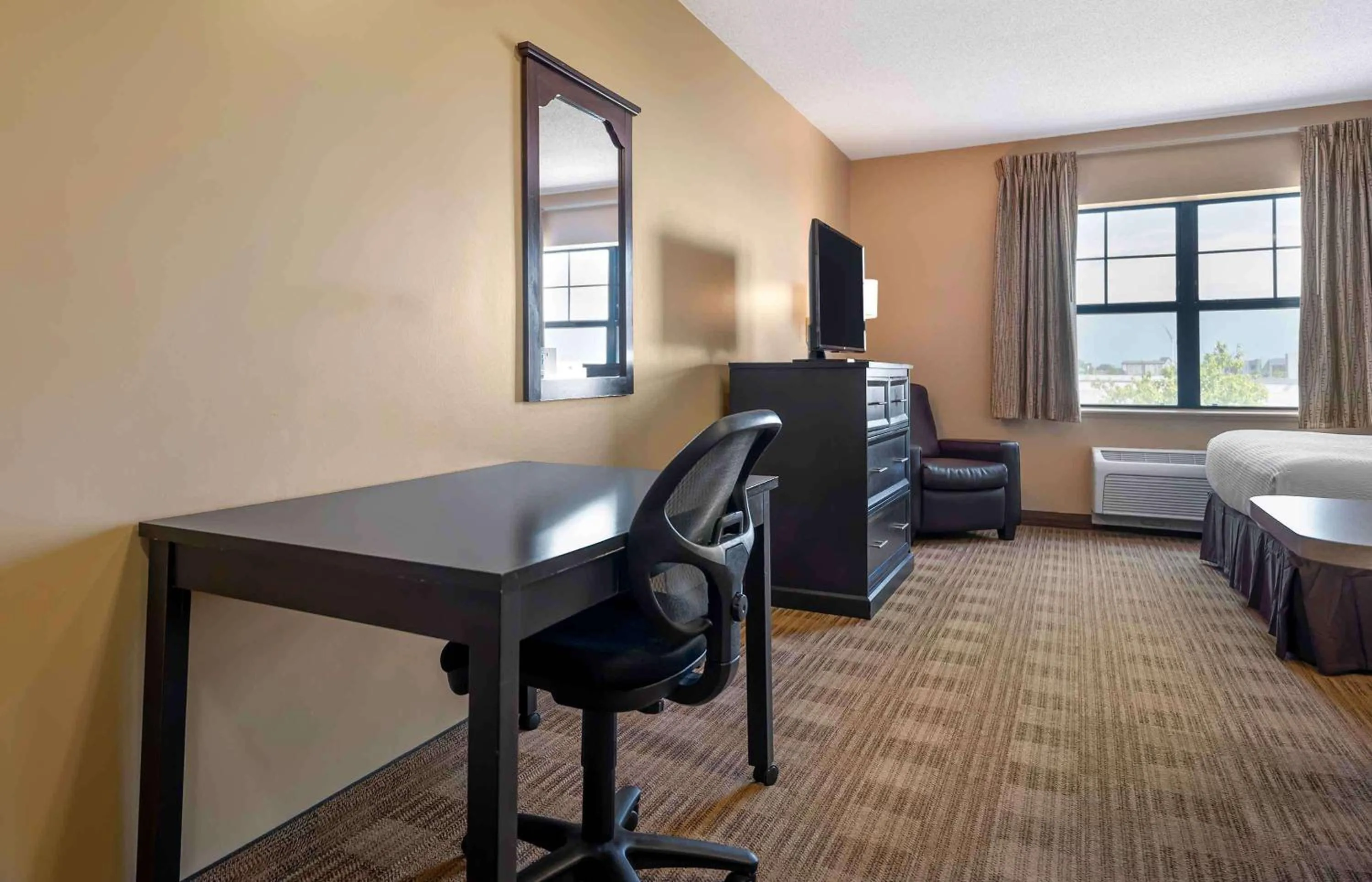 Bedroom, Bed in Extended Stay America Suites - Chicago - Itasca