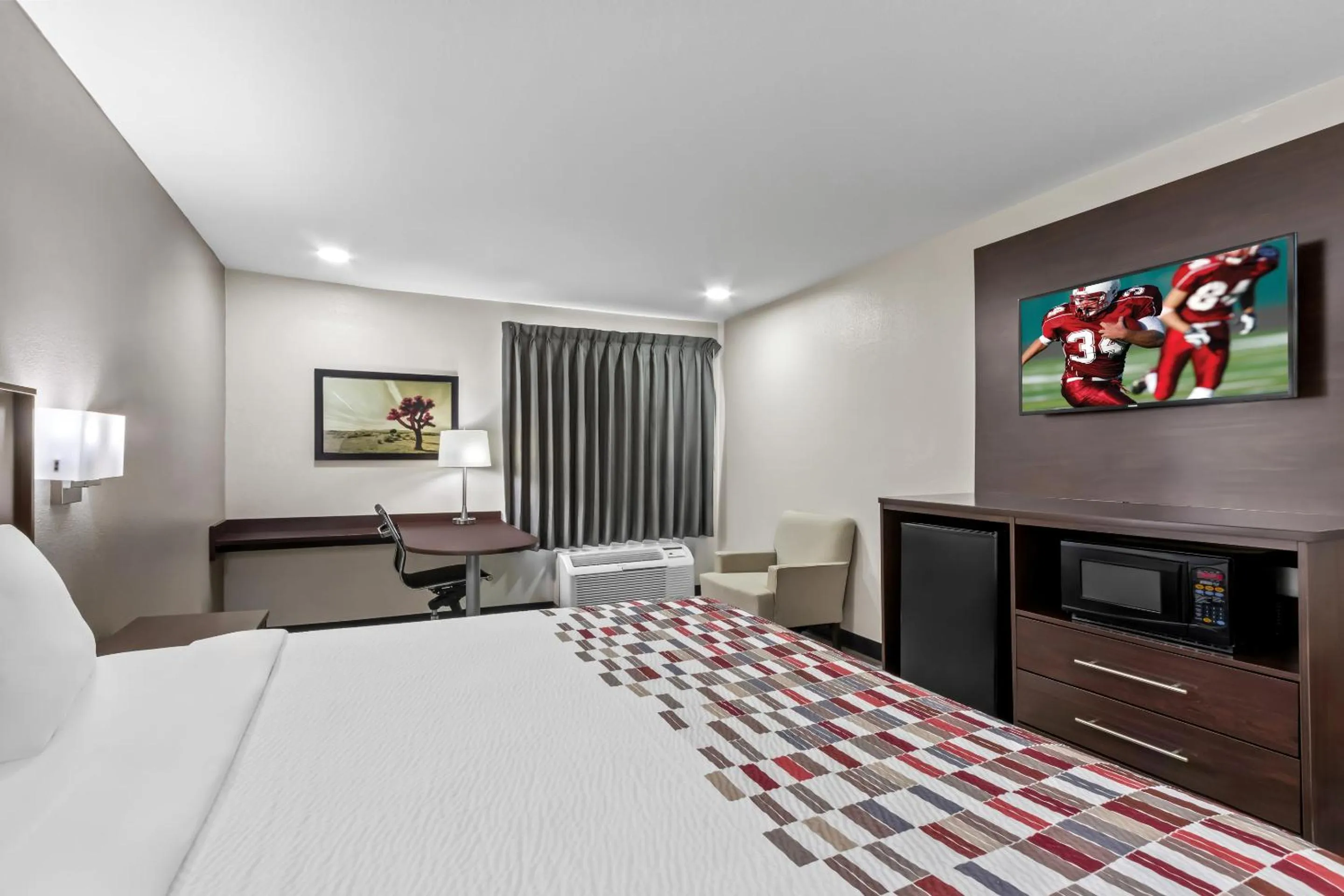 Photo of the whole room, Bed in Red Roof Inn Phoenix North - I-17 at Bell Rd