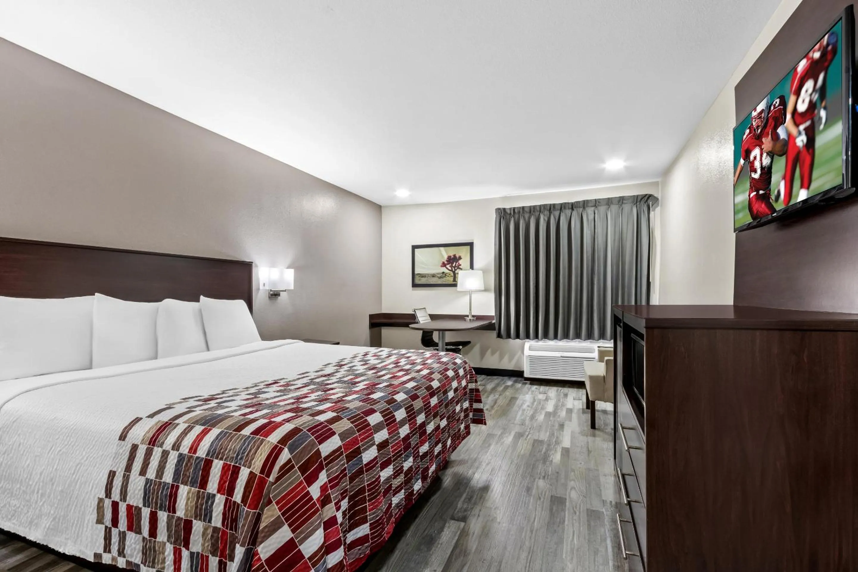 Photo of the whole room, Bed in Red Roof Inn Phoenix North - I-17 at Bell Rd