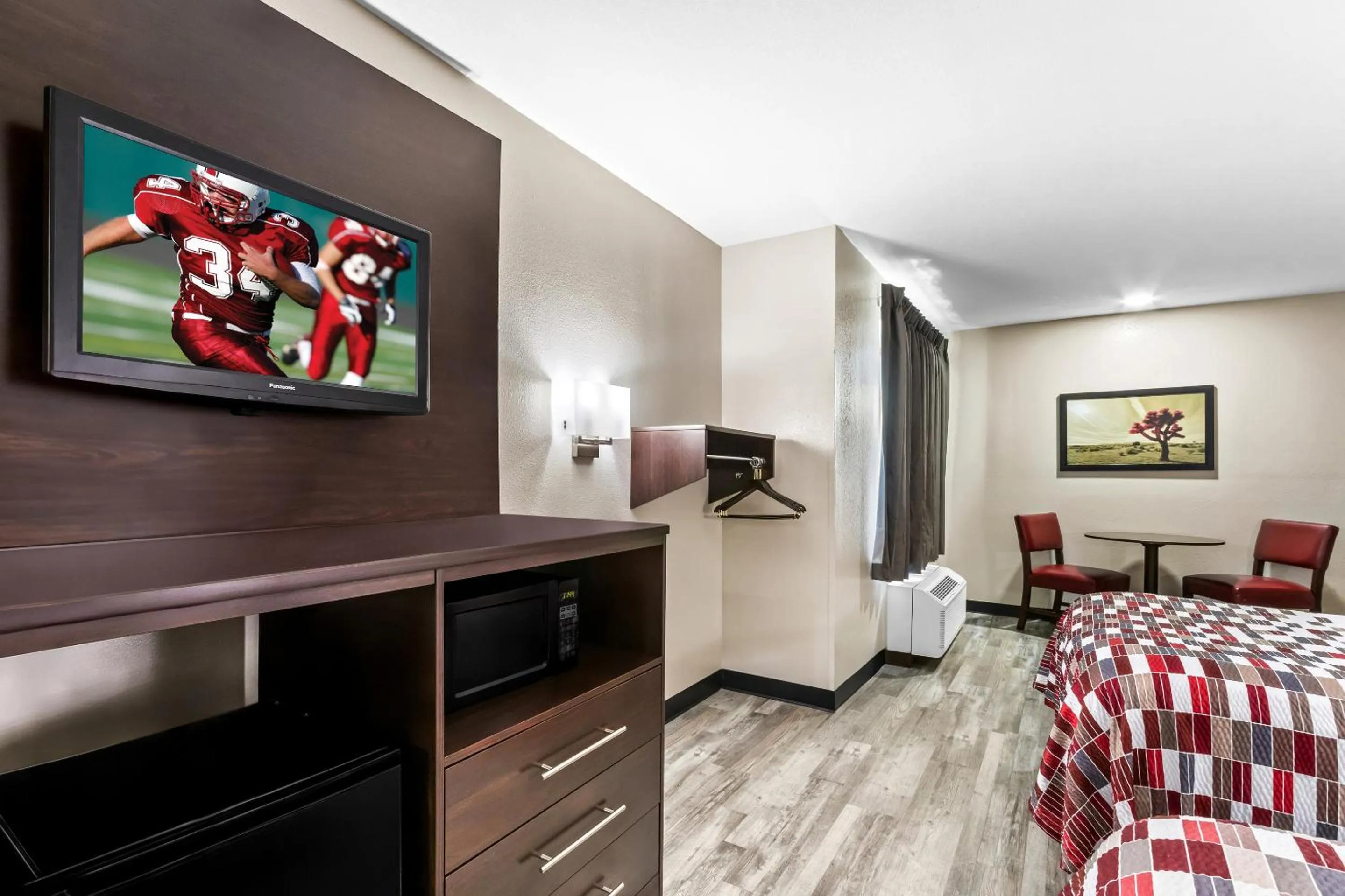 Photo of the whole room, Bed in Red Roof Inn Phoenix North - I-17 at Bell Rd