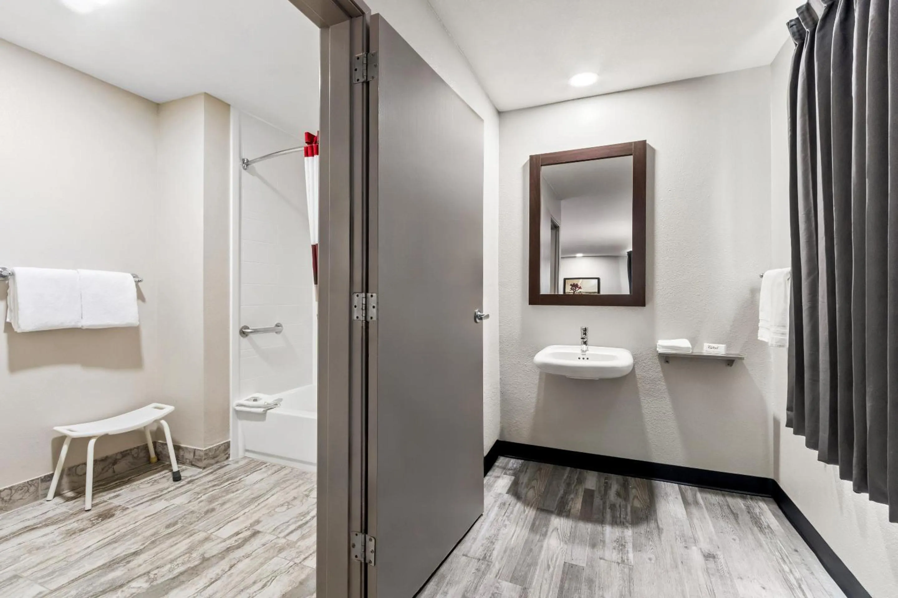 Bathroom in Red Roof Inn Phoenix North - I-17 at Bell Rd