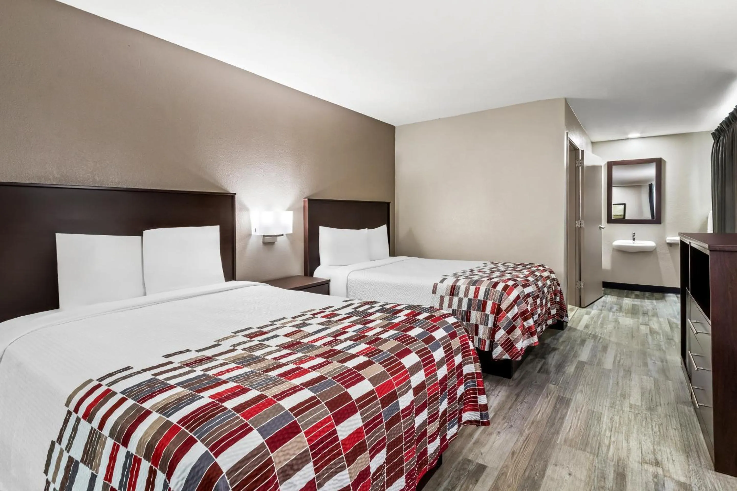 Photo of the whole room, Bed in Red Roof Inn Phoenix North - I-17 at Bell Rd