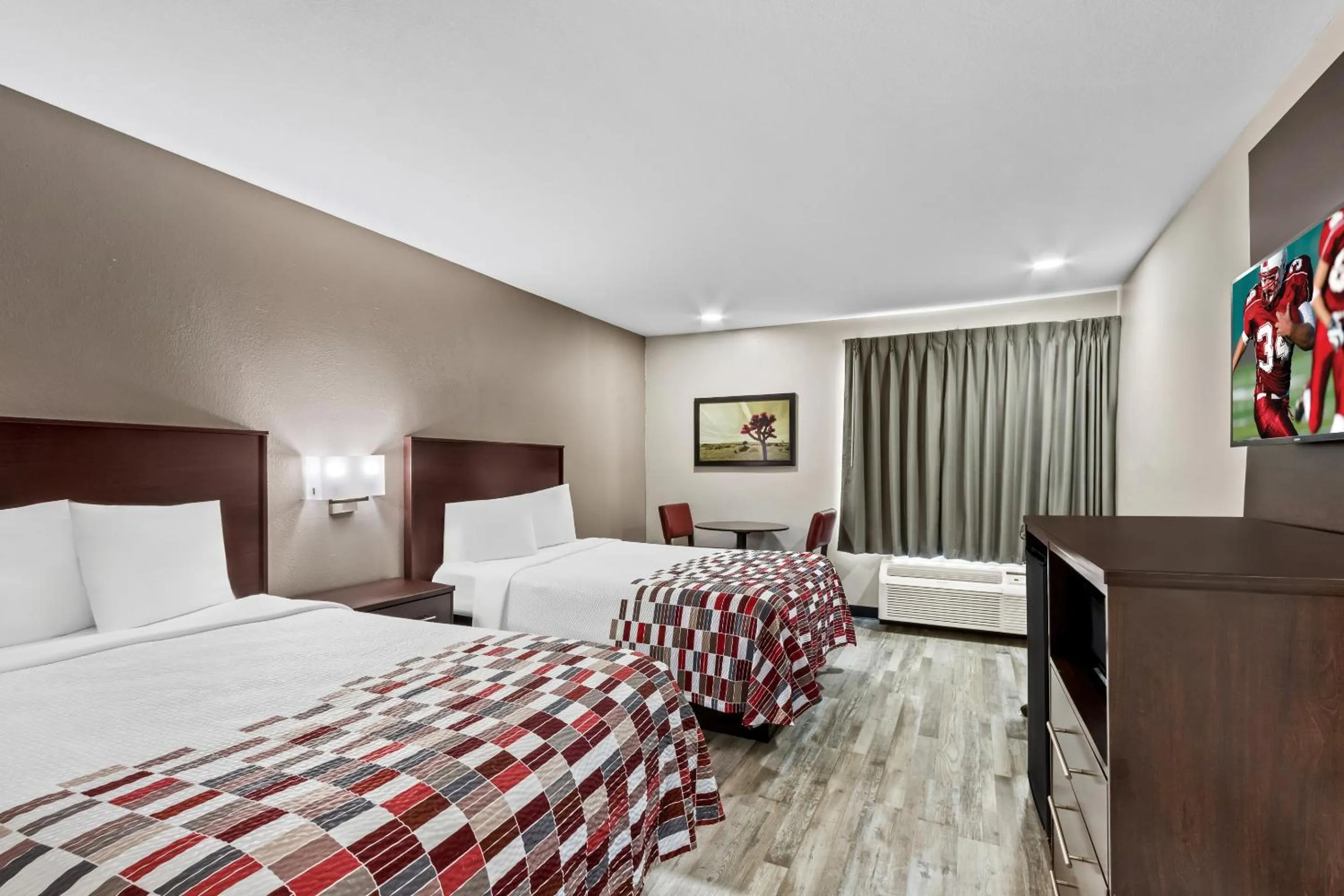 Photo of the whole room, Bed in Red Roof Inn Phoenix North - I-17 at Bell Rd