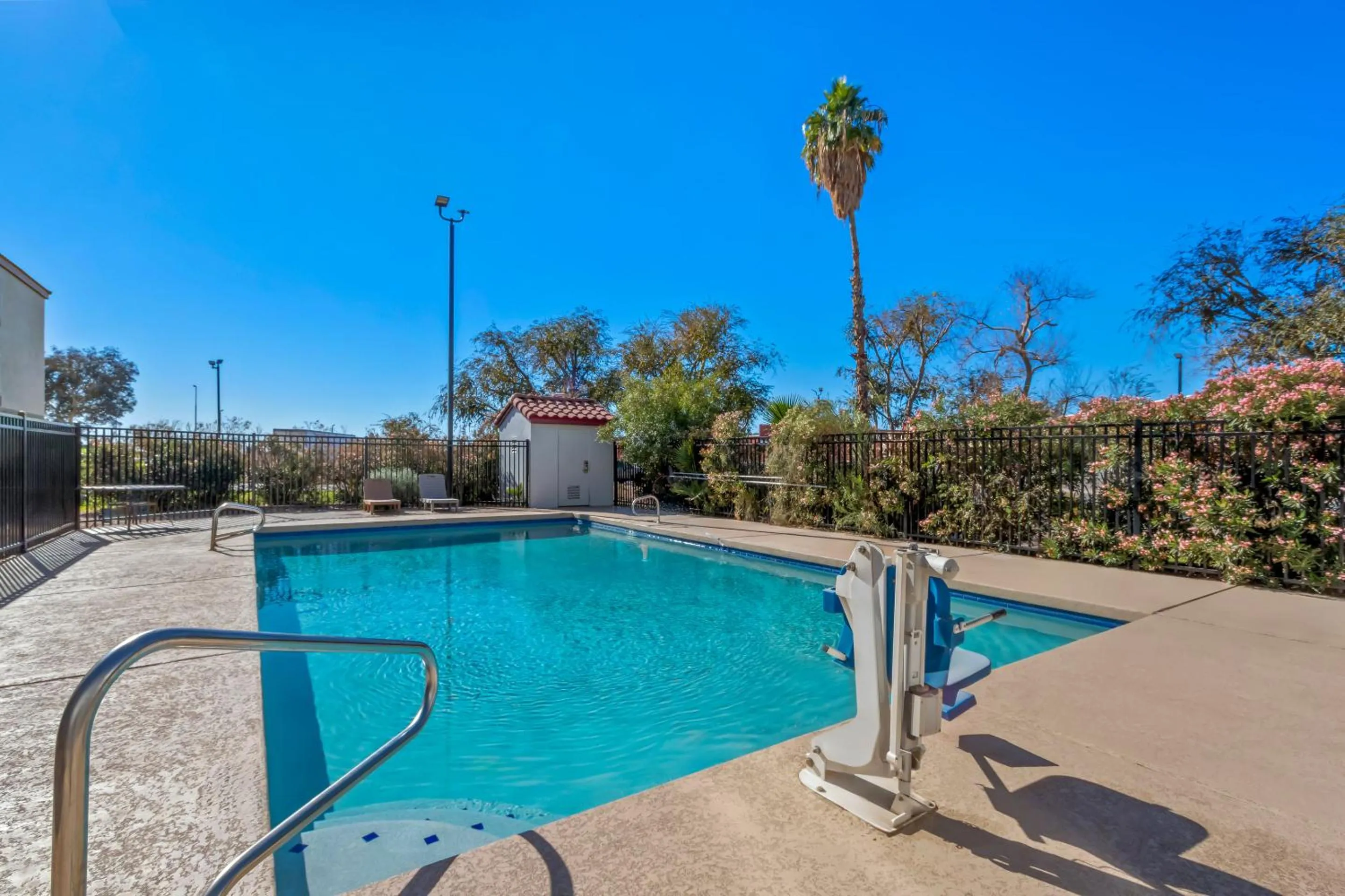 Swimming pool in Red Roof Inn Phoenix North - I-17 at Bell Rd