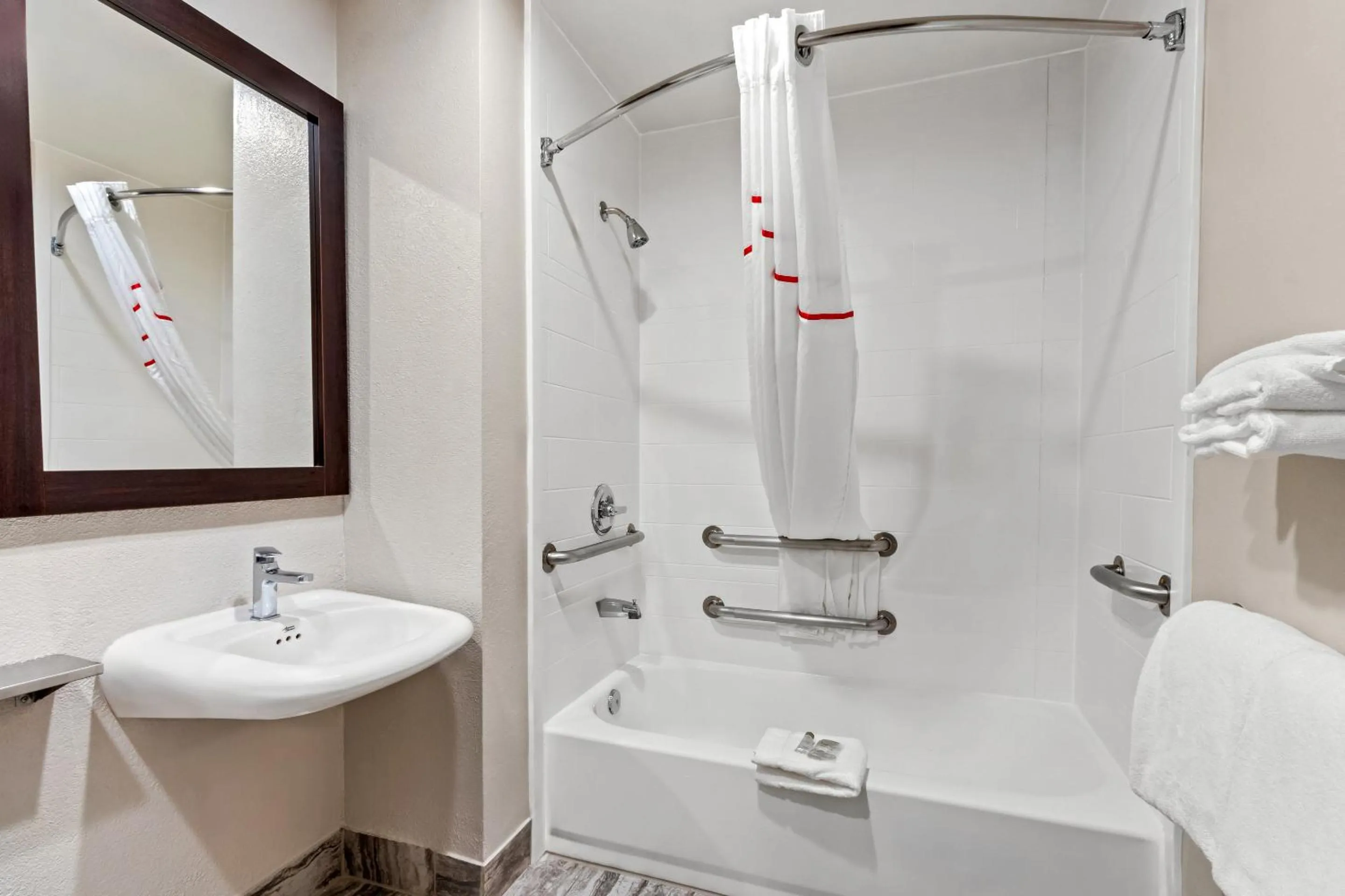 Bathroom in Red Roof Inn Phoenix North - I-17 at Bell Rd